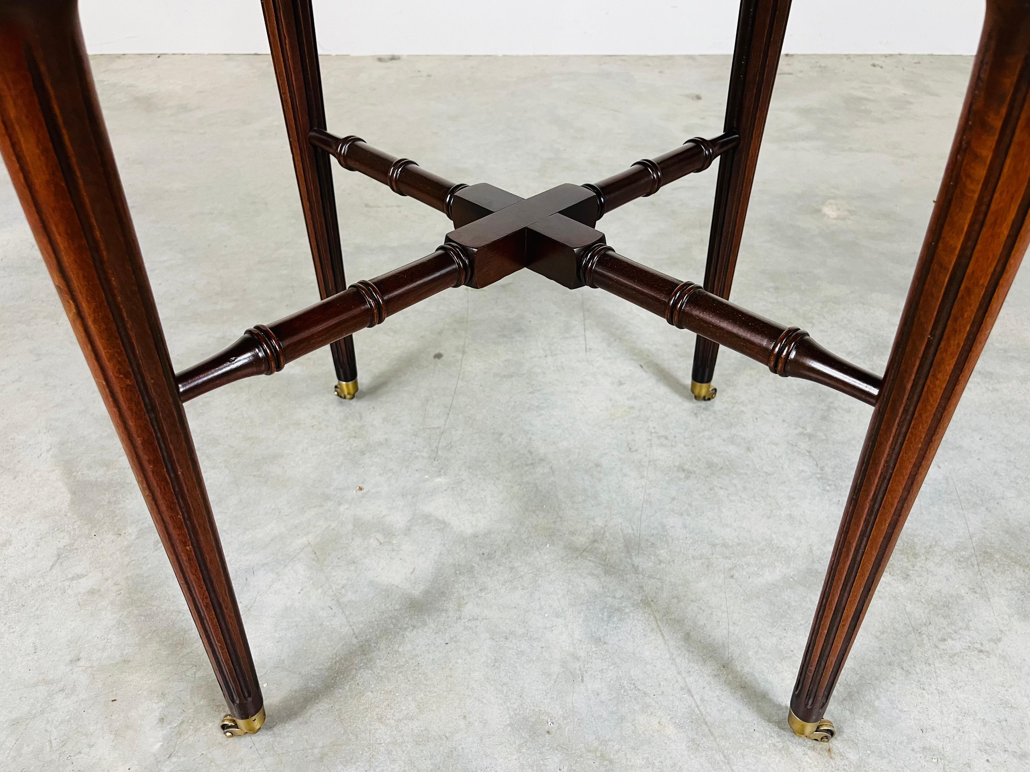 XIXe siècle Table à Gueridon en acajou sculpté et marbre Portoro de style Louis XVI Directoire en vente