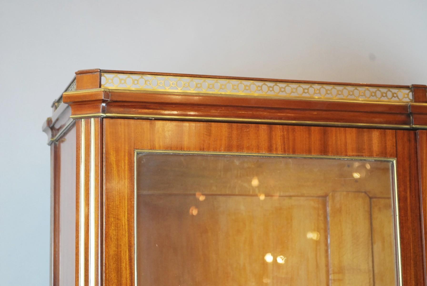 Louis XVI Double Body Showcase In Fair Condition For Sale In Brussels, BE