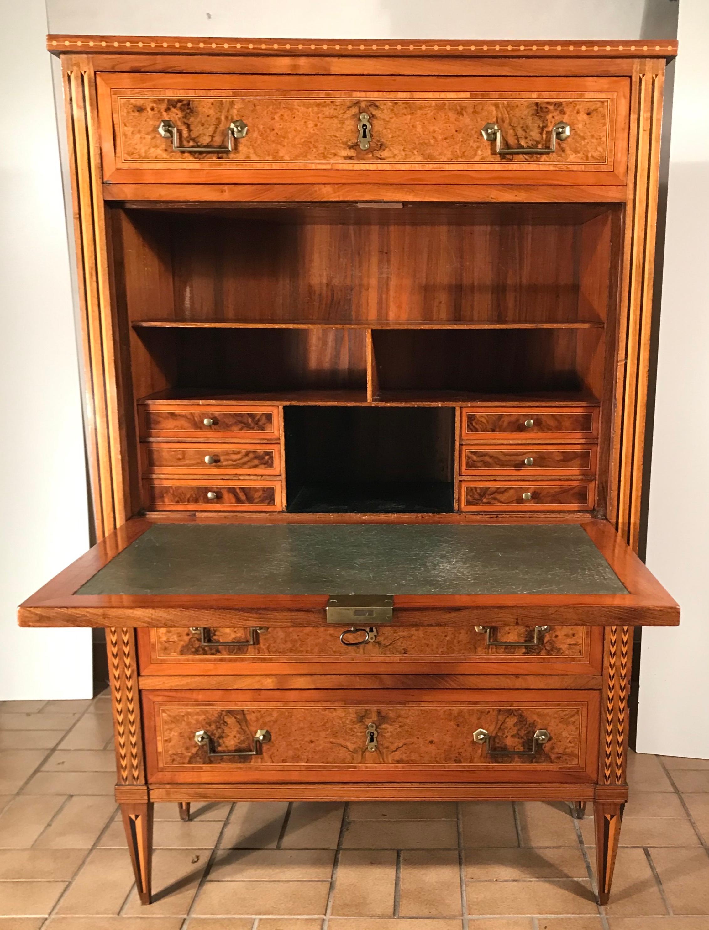 Exquisite Louis XVI drop front desk, France 1780, walnut root veneer with details in cherry, plum and boxwood veneer and marquetry. The special something about this secretaire is the outside of its writing top. It has a stunning mirrored walnut root