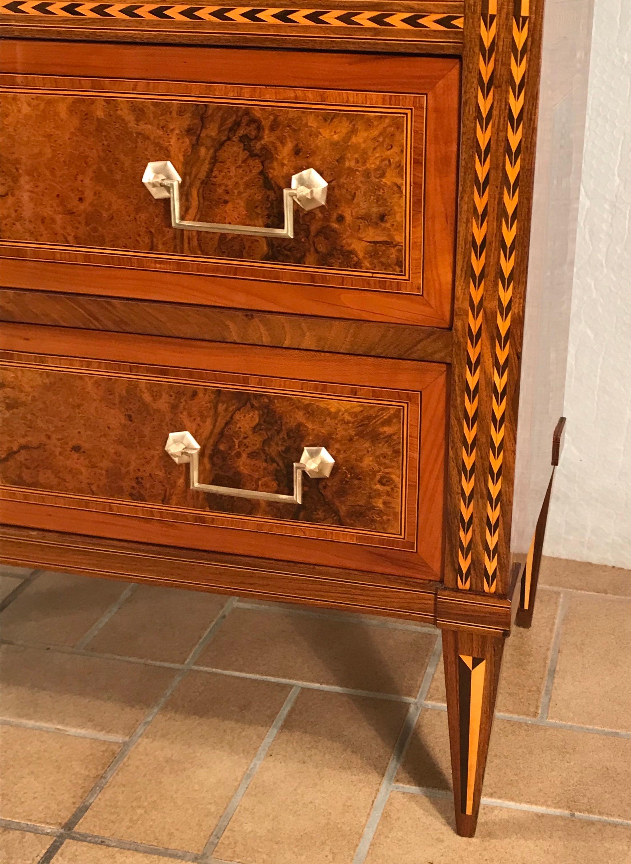 Louis XVI.-Schreibtisch mit Klappfront, Frankreich 1780-1800, Nussbaumwurzelfurnier (Französisch) im Angebot