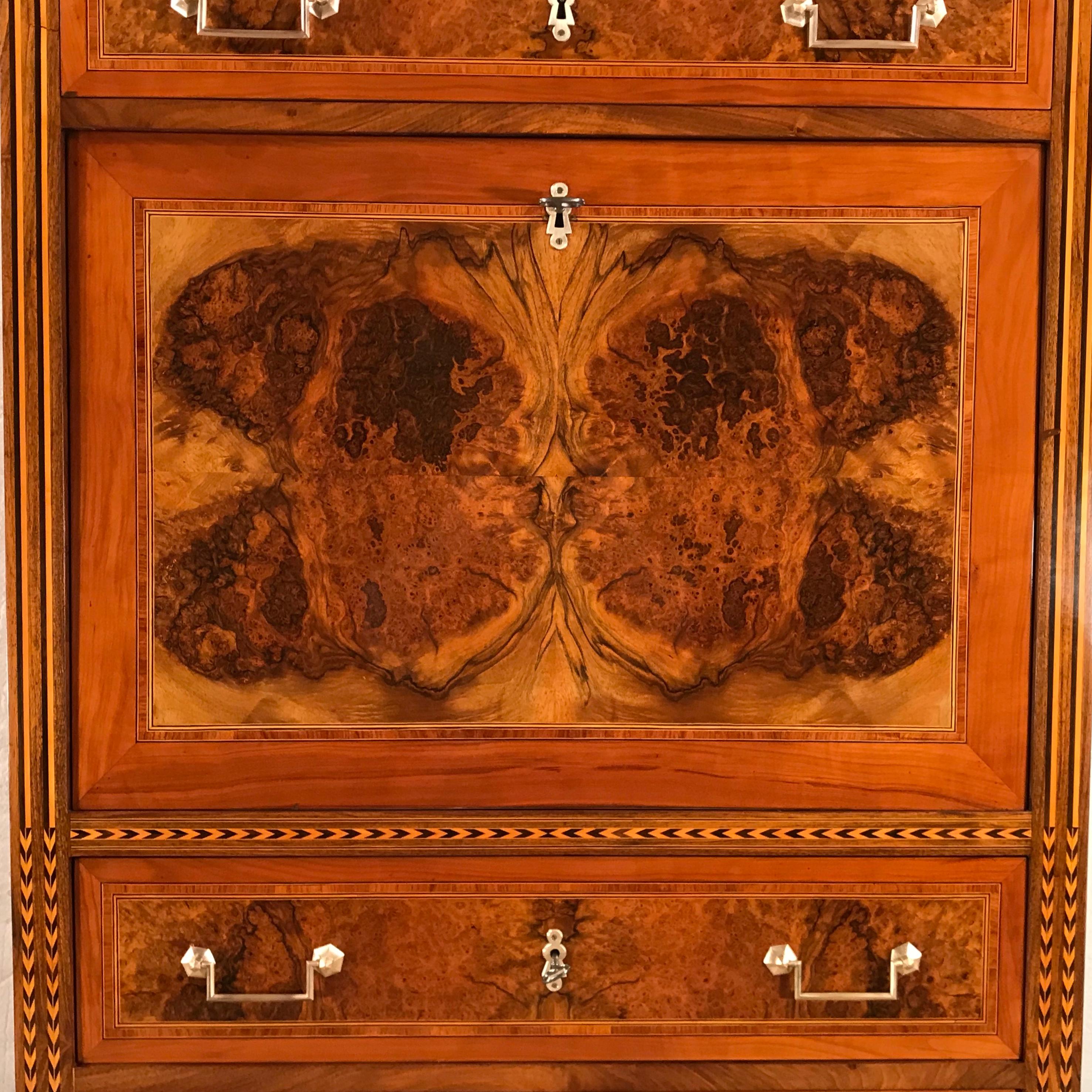 Louis XVI.-Schreibtisch mit Klappfront, Frankreich 1780-1800, Nussbaumwurzelfurnier im Zustand „Gut“ im Angebot in Belmont, MA