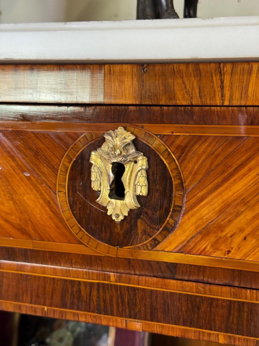Secrétaire à abattant Louis XVI en placage de bois de rose et de bois de violette, XVIIIe siècle en vente 4