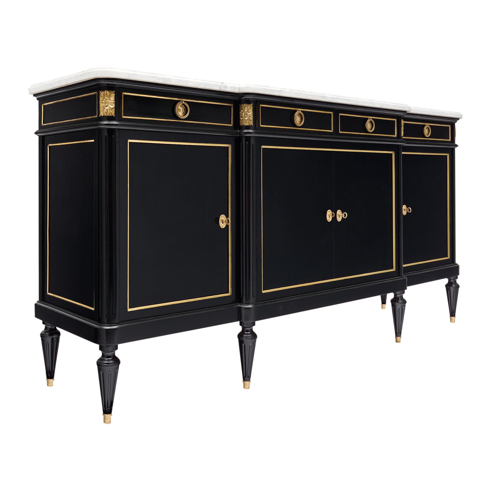 Buffet français ou enfilade de style Louis XVI. Cette pièce est fabriquée en bois massif, principalement en acajou. Elle a été ébonisée et finie avec un vernis français lustré.  de qualité muséale. Quatre portes s'ouvrent pour laisser apparaître de