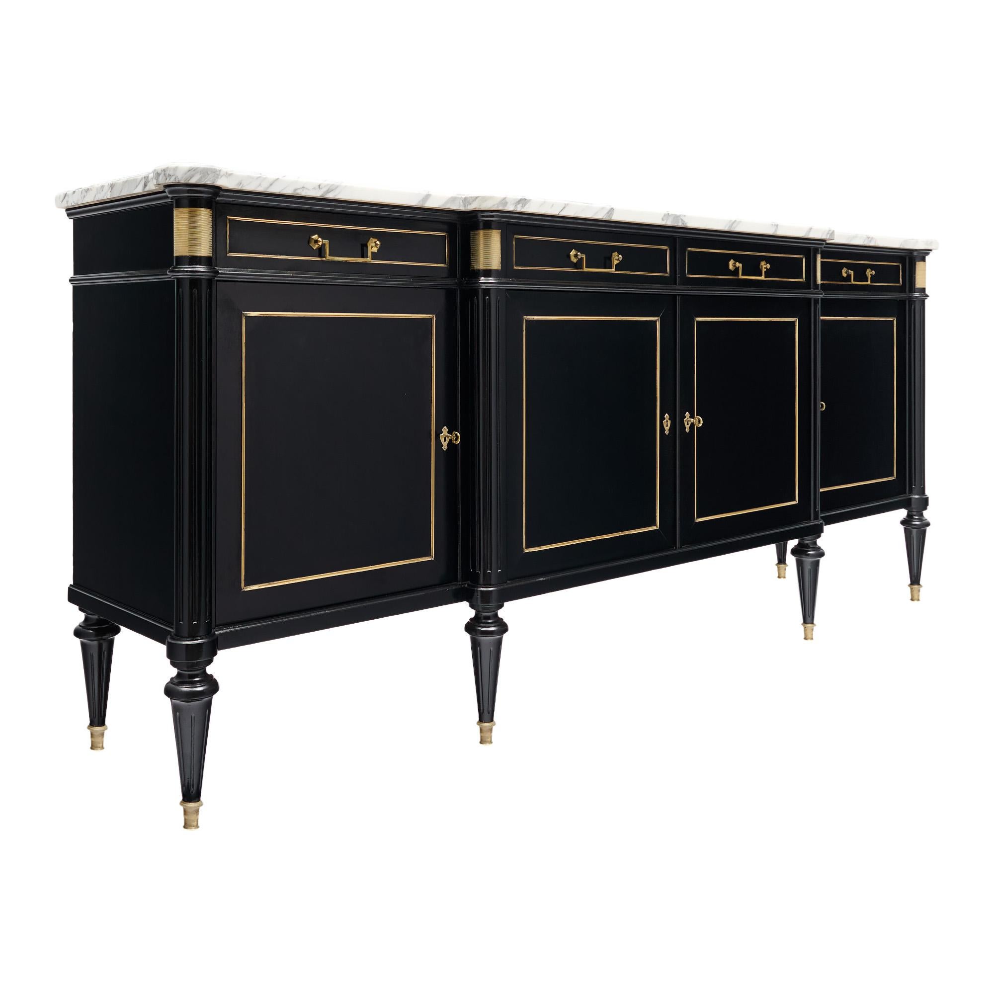 Buffet francese o enfilade in stile Luigi XVI. Questo pezzo è realizzato in legno massiccio, principalmente mogano. È stato ebanizzato e rifinito con una lucentezza francese di qualità museale. Ci sono quattro porte che si aprono per rivelare un