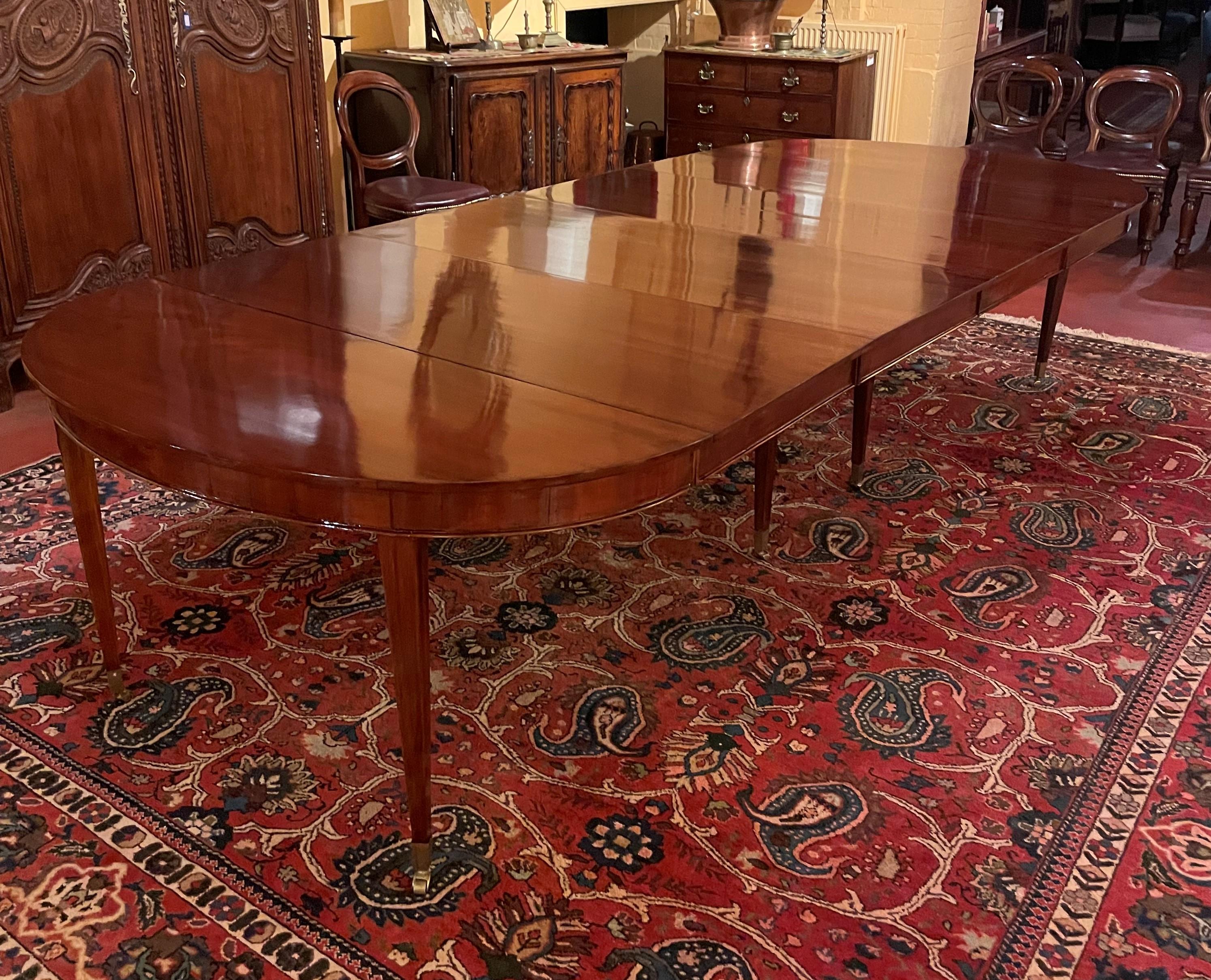 Large Louis XVI extending table with frieze from the end of the 18th century-beginning of the 19th century in solid mahogany

Very beautiful table which has eight Louis XVI legs ending with bronze castors The table as well as the 4 extensions are
