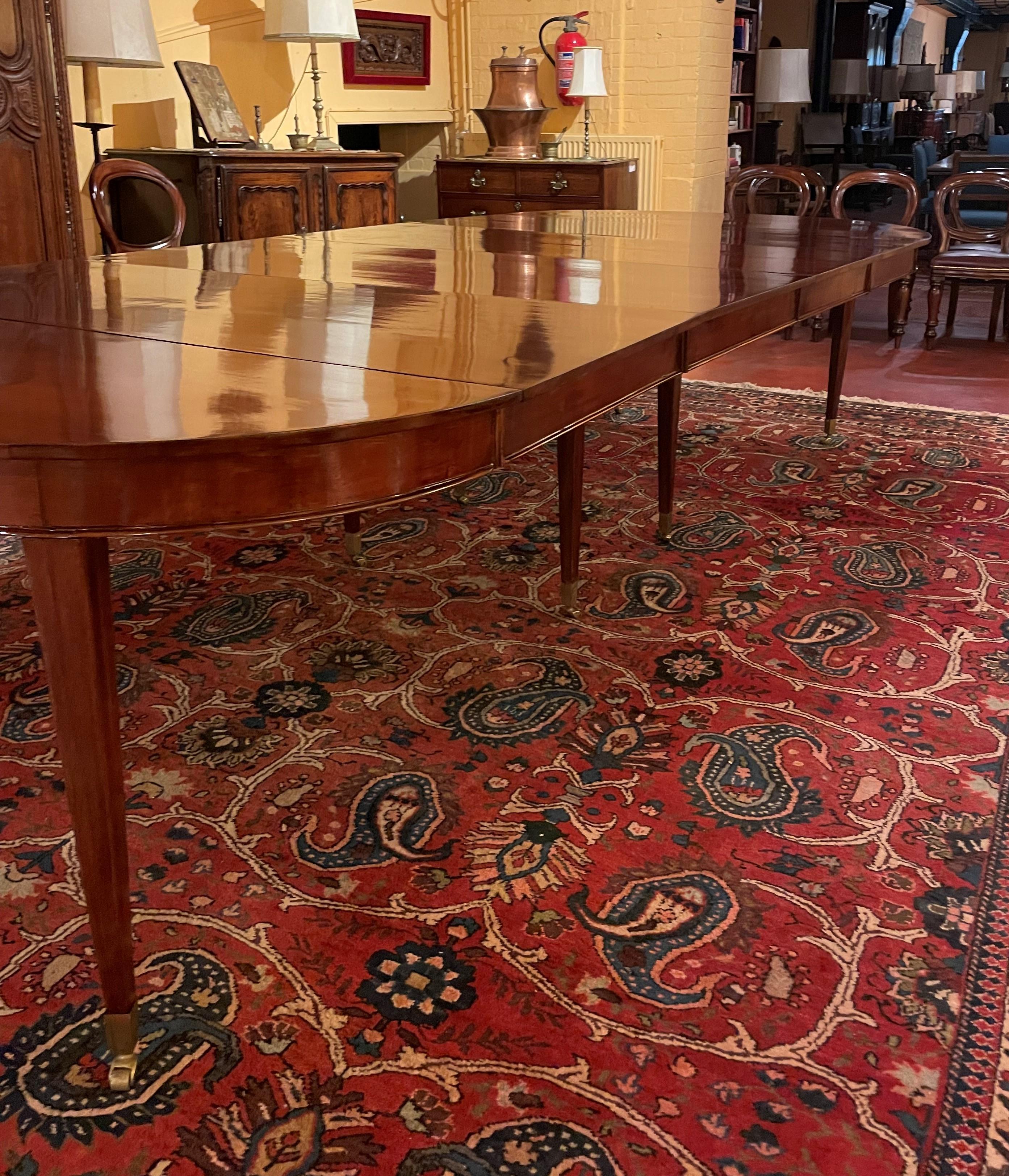 Louis XVI Extending Table with 4 Extension in Mahogany, France In Good Condition In Brussels, Brussels