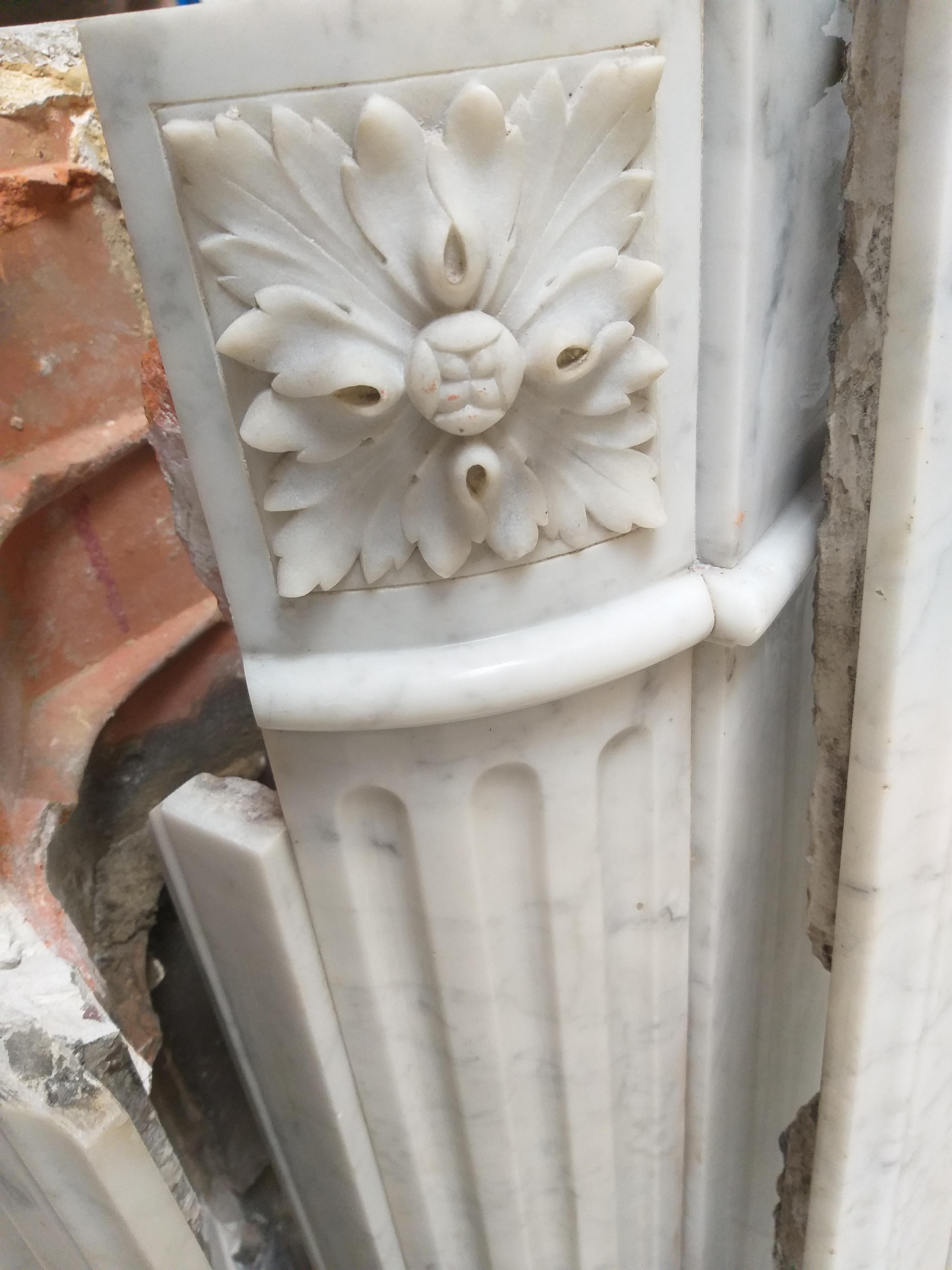LOUIS XVI FIREPLACE  Demi Lune  Carrara, 2 X In Good Condition For Sale In Gembloux, BE