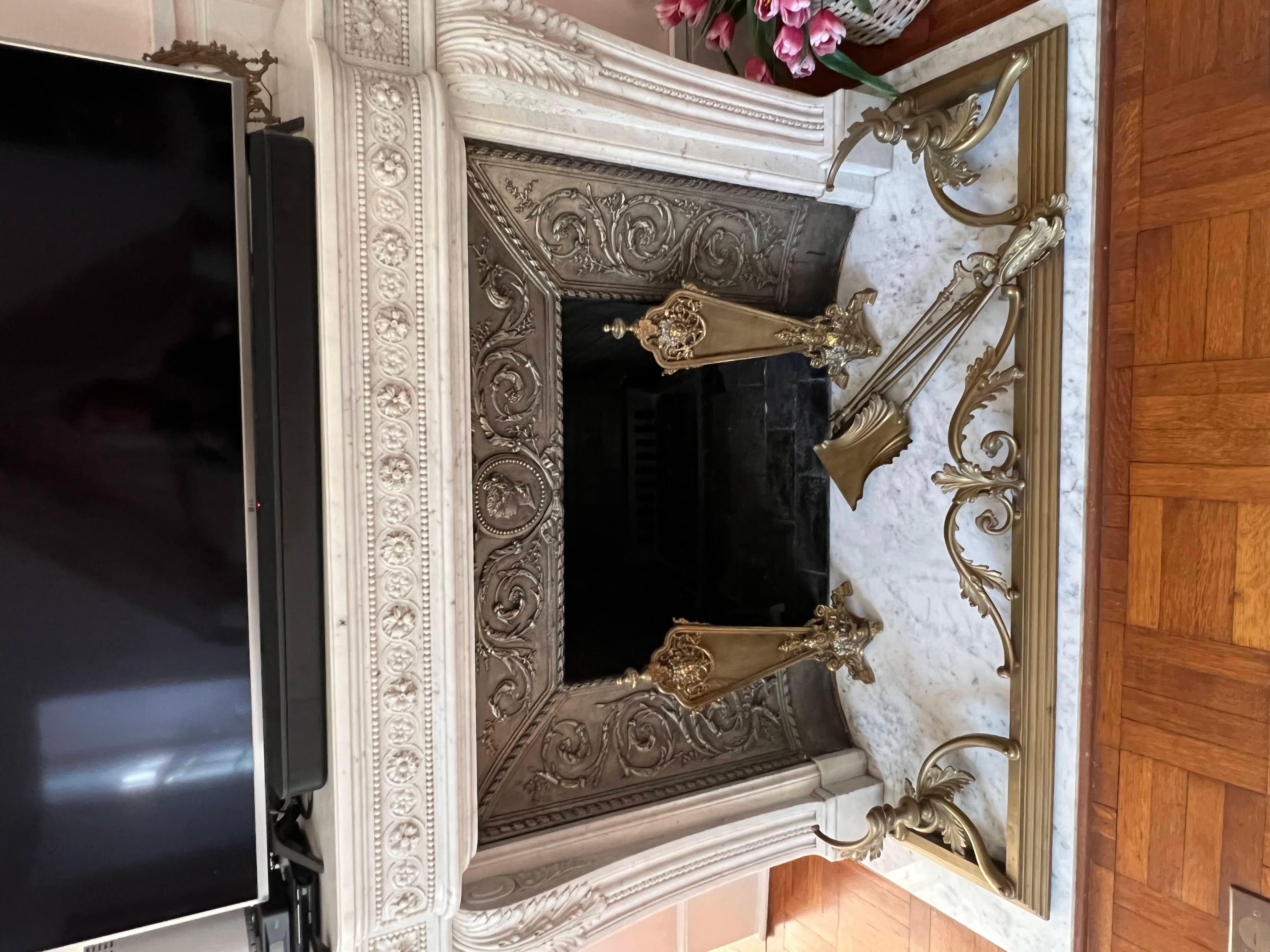 Louis XVI Fireplace in Carrara Marble In Good Condition For Sale In New York, NY