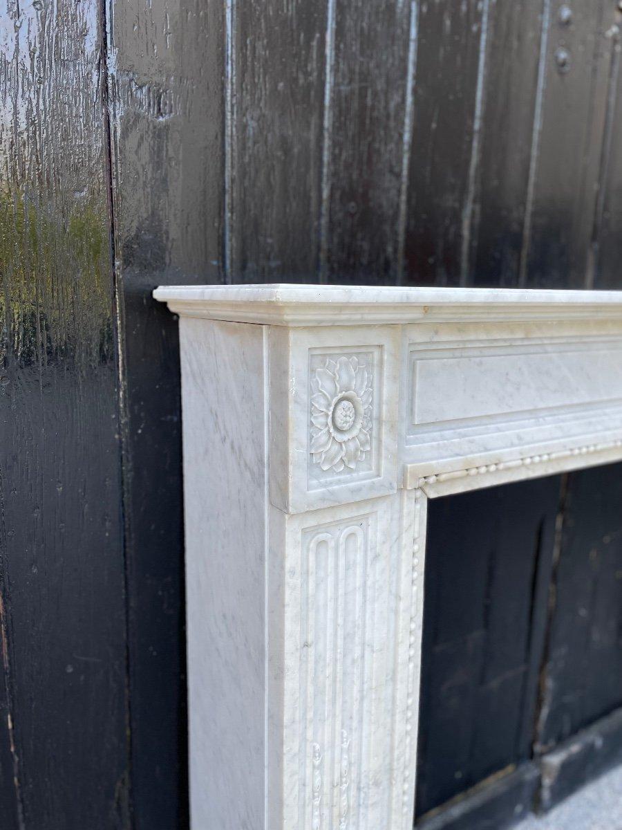 Louis XVI Fireplace in Carrara Marble For Sale 4