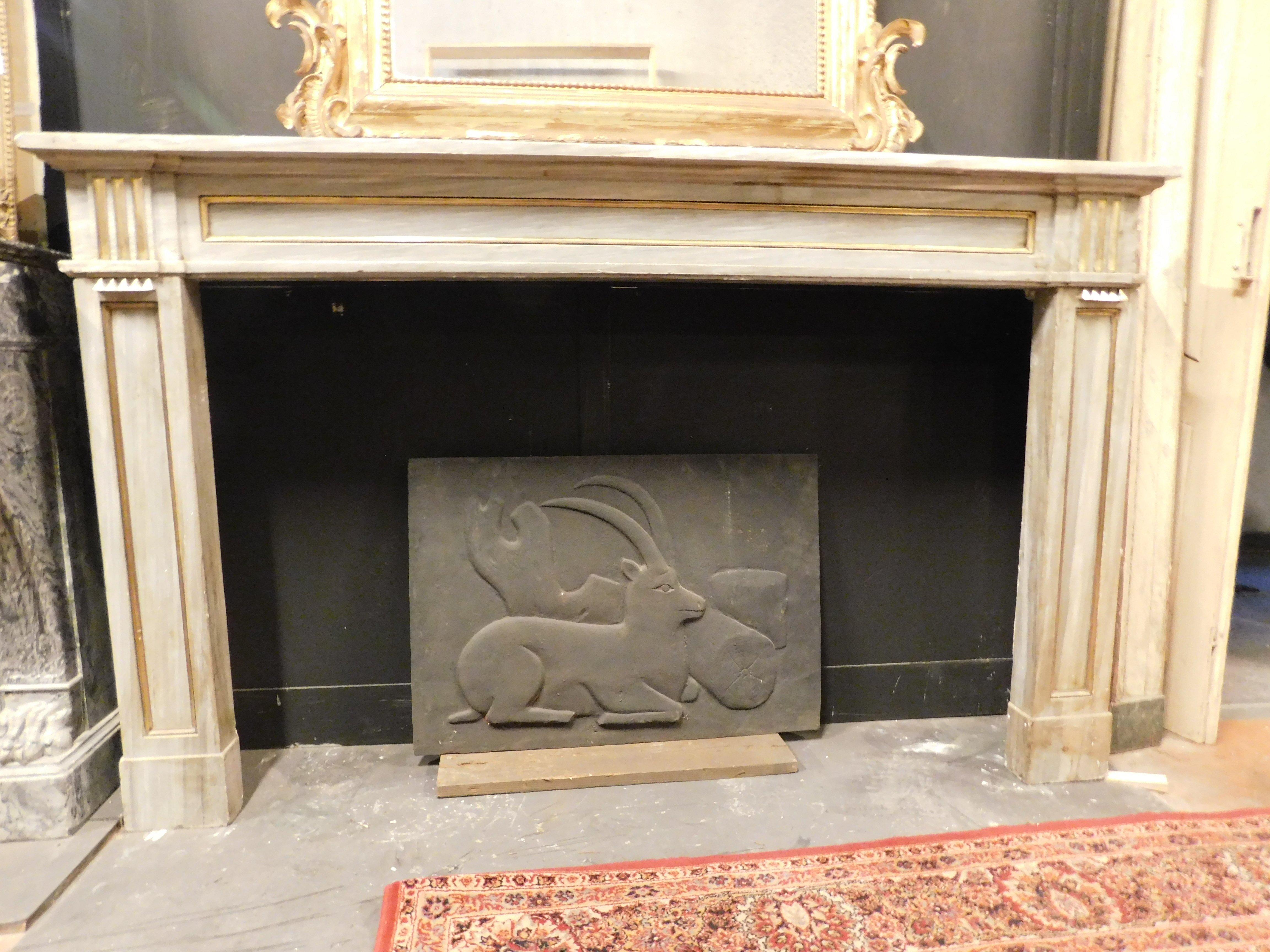 Antique Louis XVI Fireplace in grey marble with gold threading in the decorations. Grey marbles, with their elegant veining, are able to bring a note of elegance to any environment.
The fireplace has a straight top and a front decorated with a