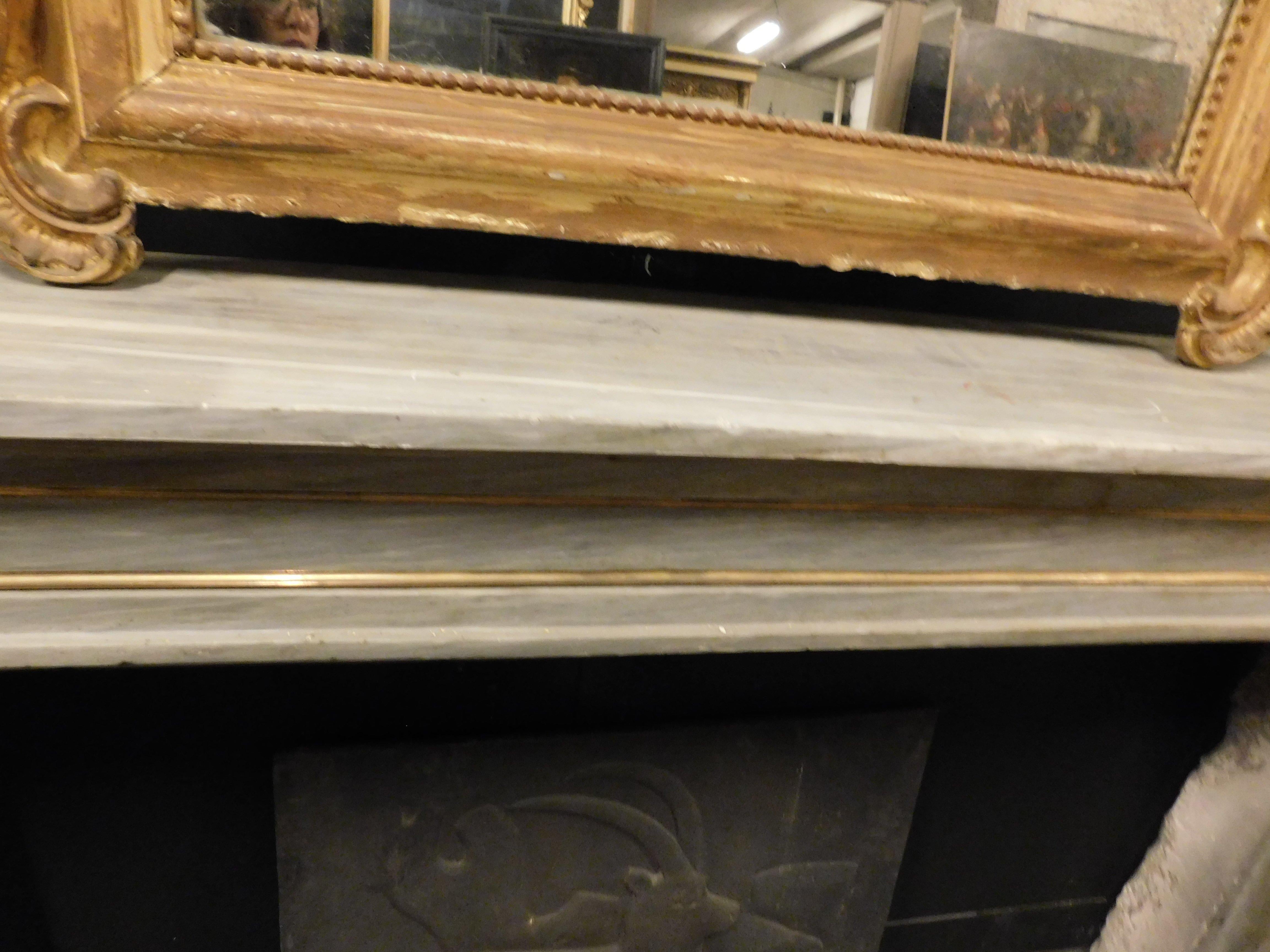 Louis XVI fireplace mantel in grey marble with gold trim, Italy For Sale 2