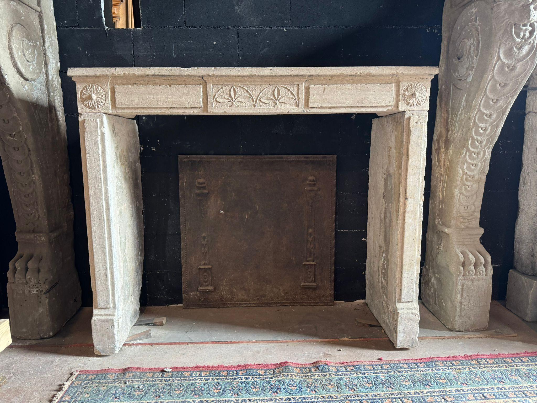 Antiker Louis XVI-Kaminmantel aus geschnitztem burgundischem Stein.
Der Burgunderstein stammt aus dem französischen Departement Côte d'Or. Er zeichnet sich durch seine elegante beige Farbe aus und kann Farbvariationen und Interpunktionen aufweisen,