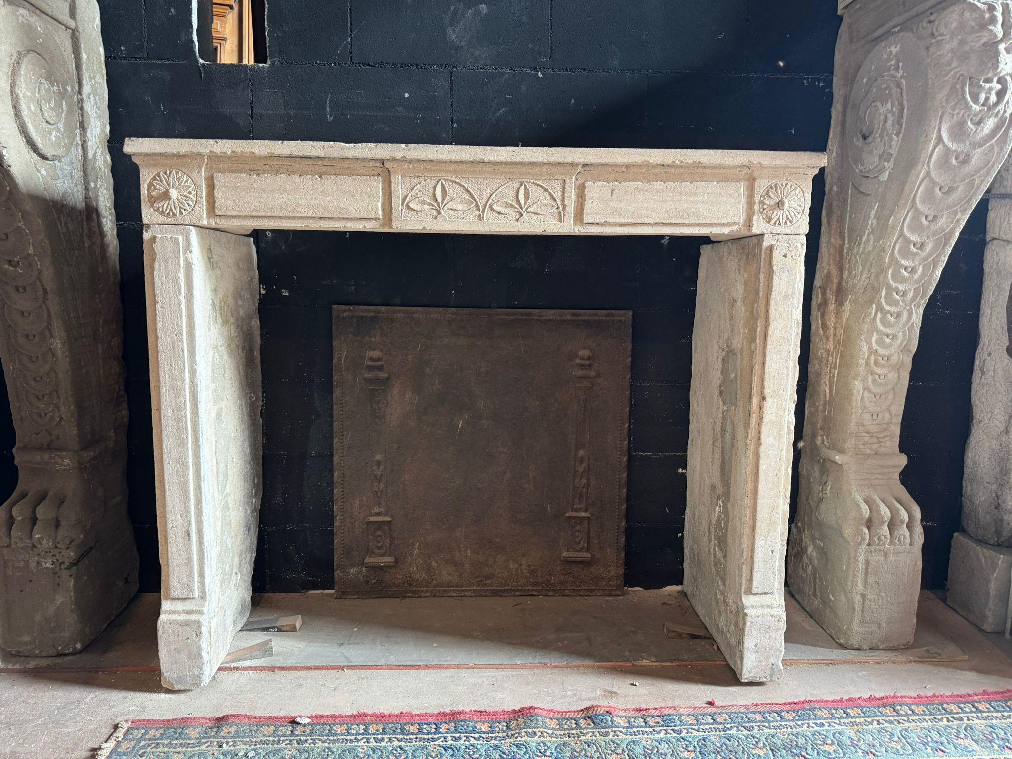 Louis XVI-Kaminmantel aus geschnitztem burgundischem Stein, Frankreich (Französisch) im Angebot