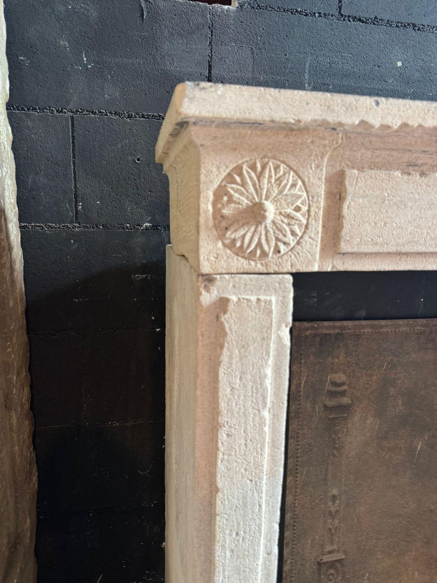 Louis XVI-Kaminmantel aus geschnitztem burgundischem Stein, Frankreich im Zustand „Gut“ im Angebot in Cuneo, Italy (CN)