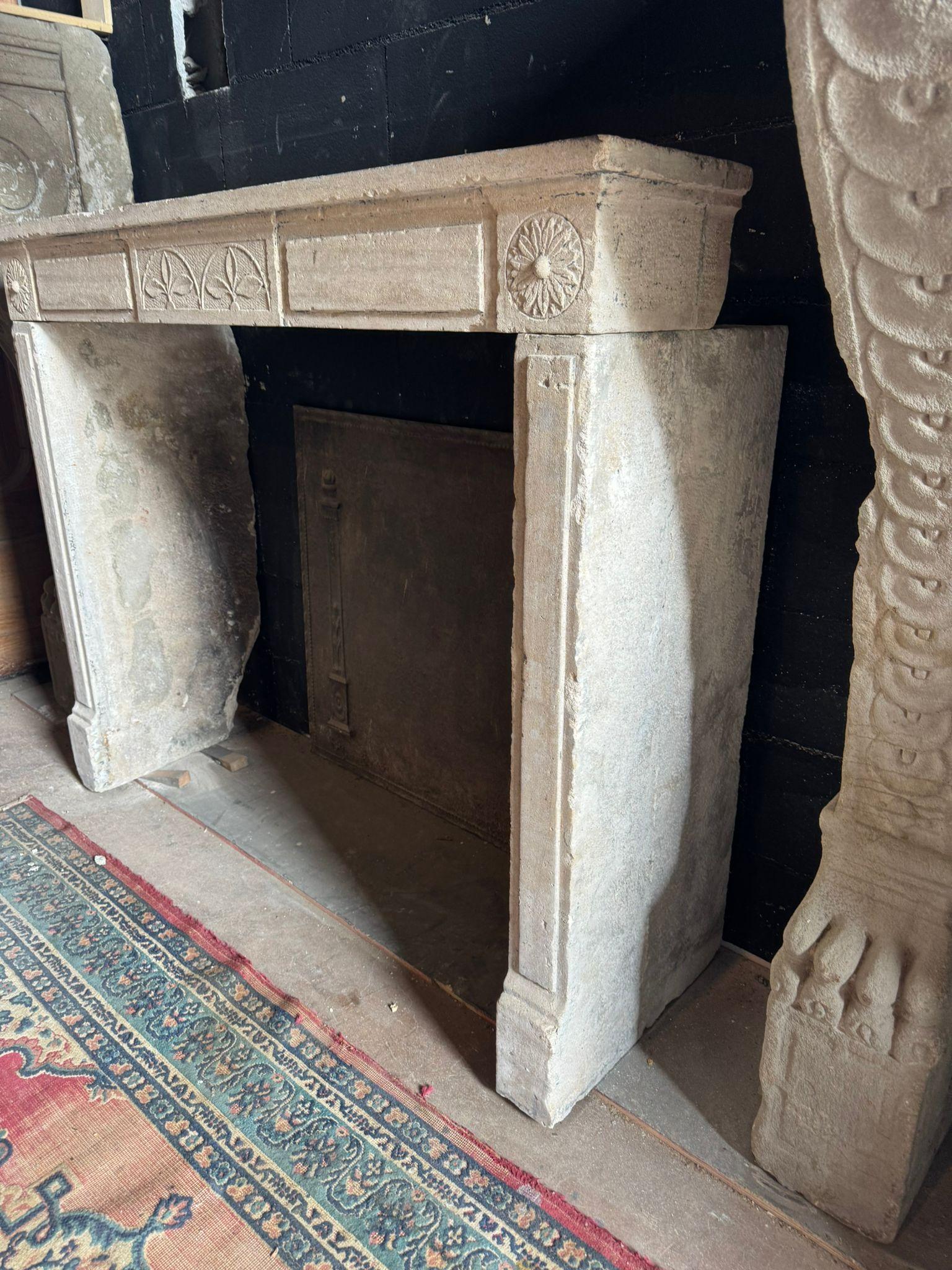 Louis XVI-Kaminmantel aus geschnitztem burgundischem Stein, Frankreich (19. Jahrhundert) im Angebot