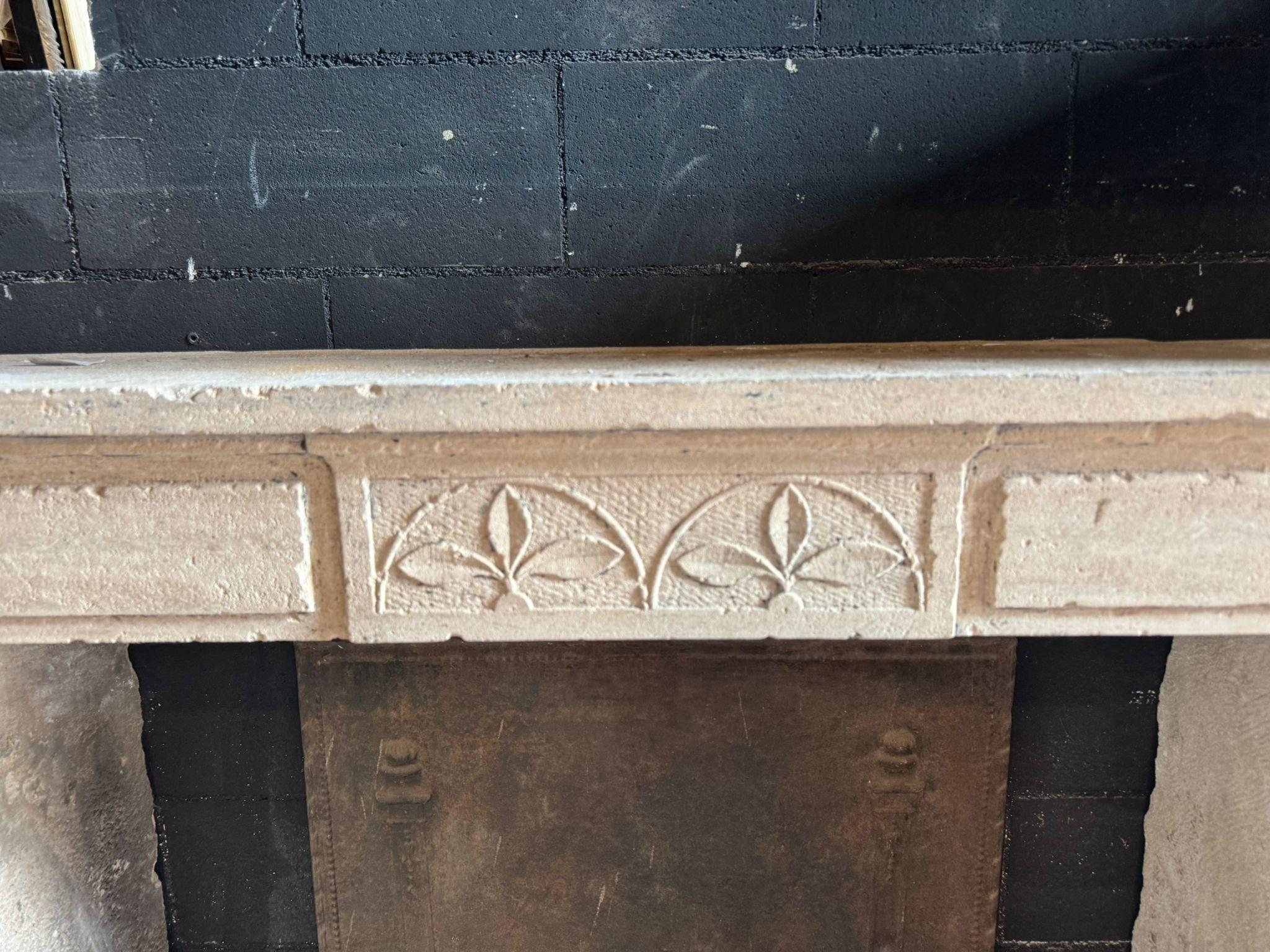 Louis XVI-Kaminmantel aus geschnitztem burgundischem Stein, Frankreich im Angebot 2