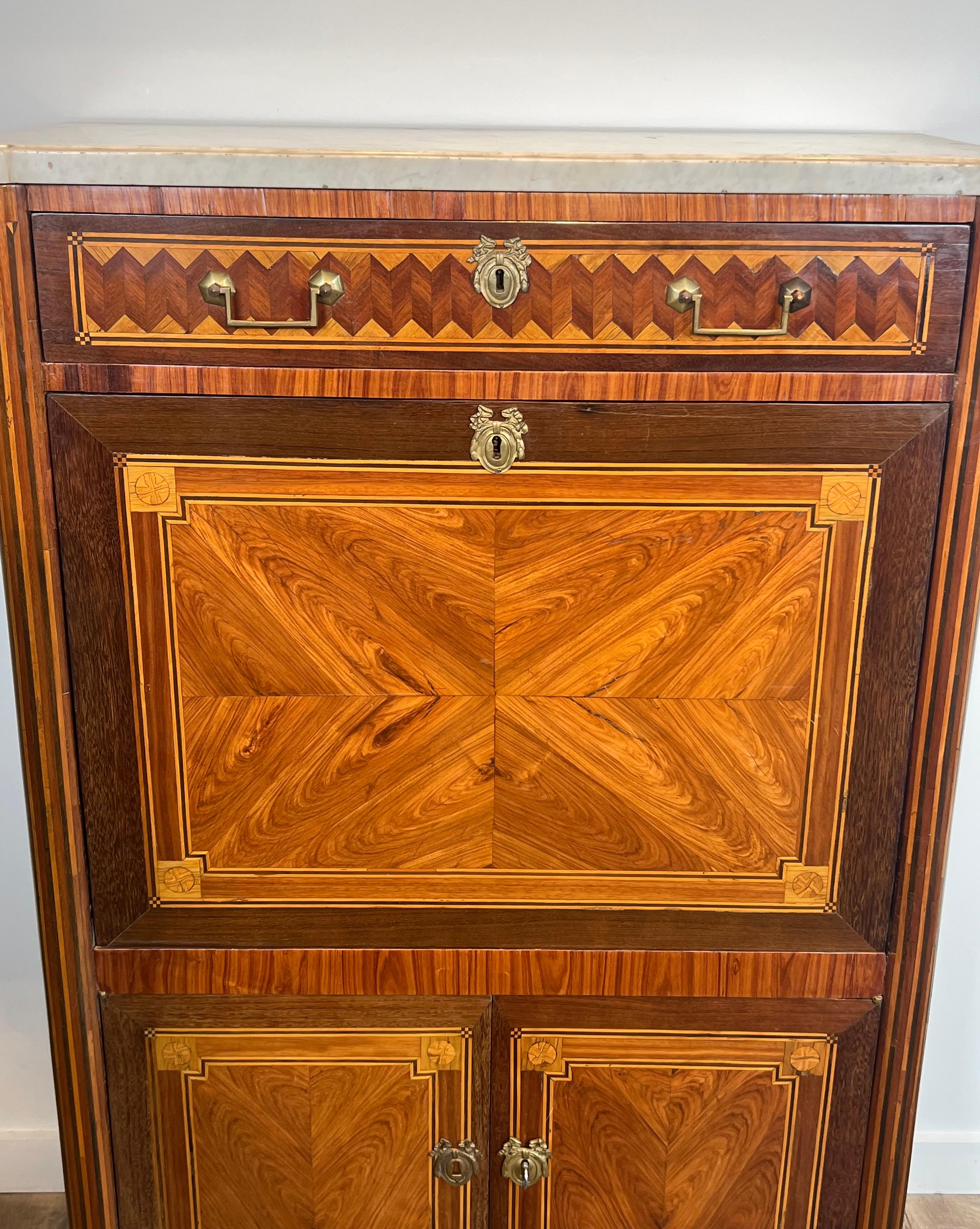 Segretaria pieghevole Luigi XVI in intarsio e marmo di Carrara in vendita 1