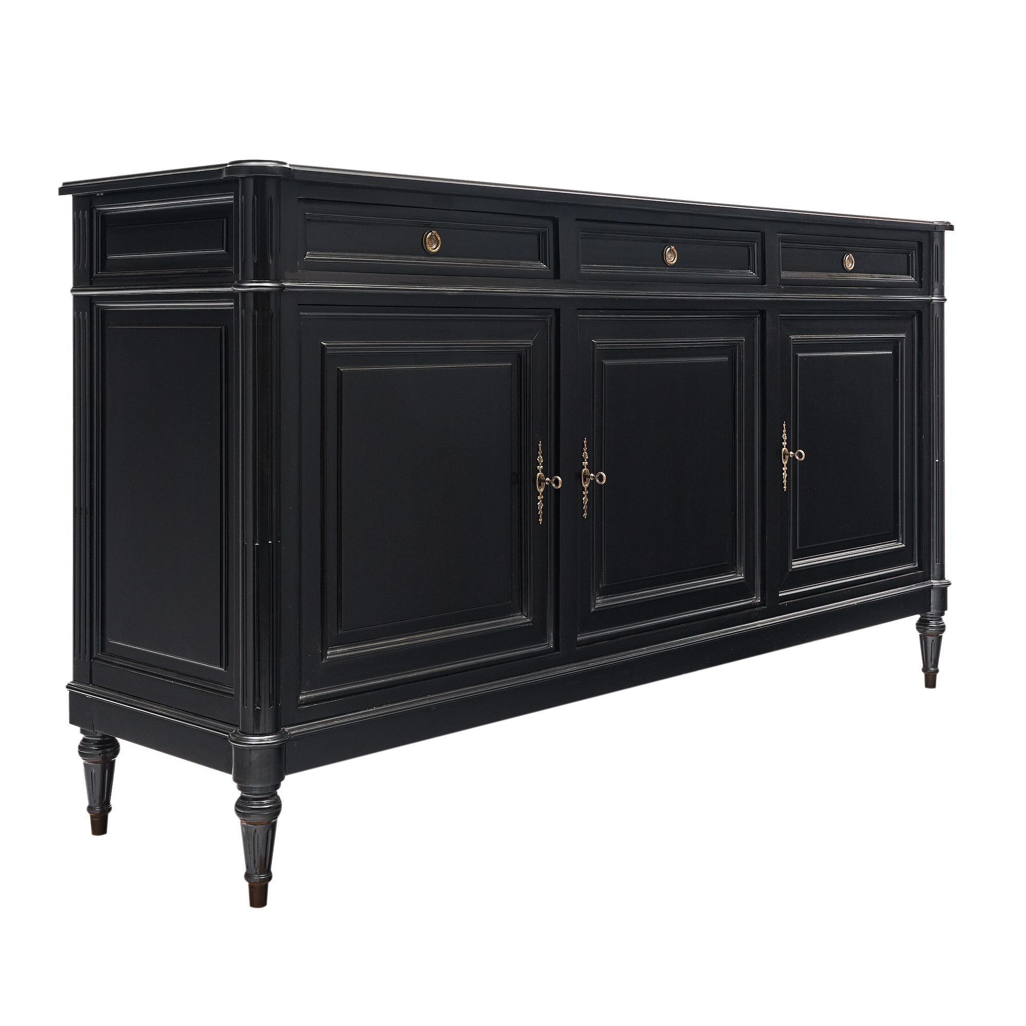 Buffet français de style Louis XVI. Cette pièce est fabriquée en bois massif, principalement en acajou. Elle a été ébonisée et finie avec un vernis français lustré de qualité muséale. Trois tiroirs sculptés à la main et à queue d'aronde se trouvent