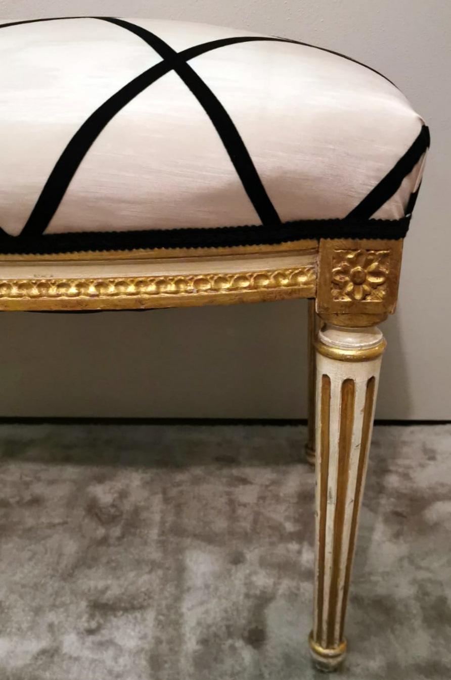 Banc français Louis XVI en bois à feuilles d'or et tissu Dedar en vente 6