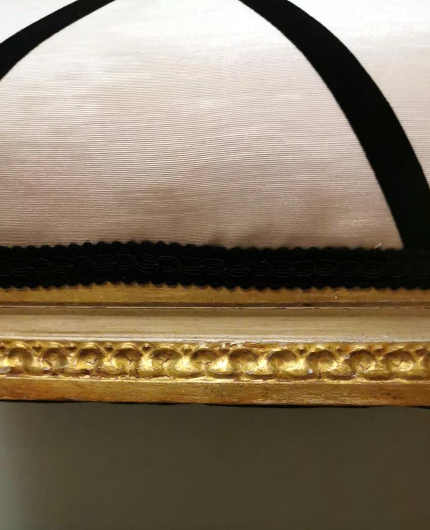 Banc français Louis XVI en bois à feuilles d'or et tissu Dedar en vente 11