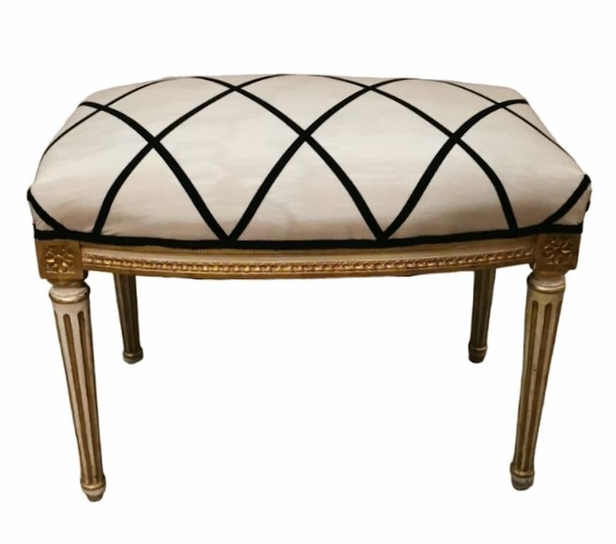We kindly suggest that you read the entire description, as with it we try to give you detailed technical and historical information to ensure the authenticity of our objects.
Elegant and refined French Louis XVI style bench made of gilded wood using