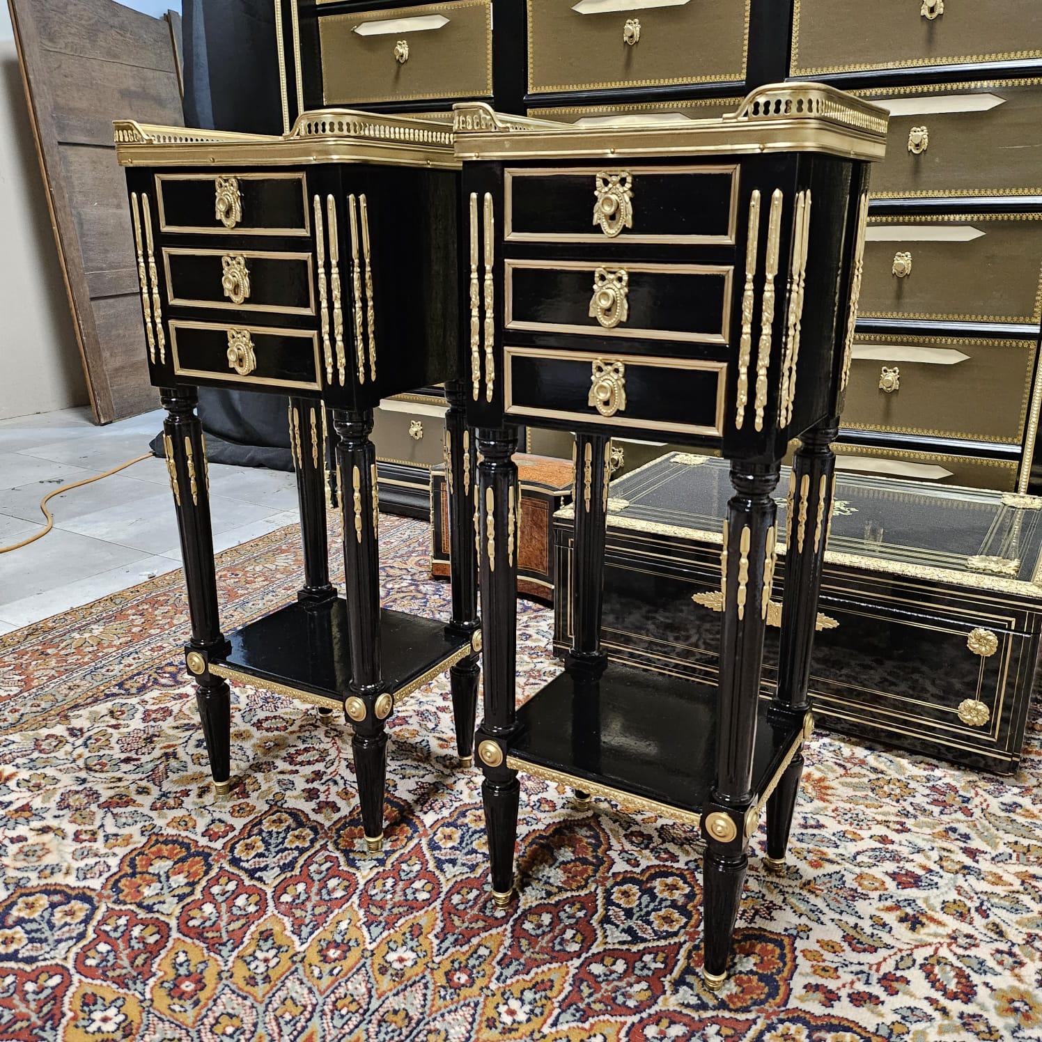 Luxurious Pair of Black Golden Night Stands Bedside Tables in Napoleon III Period Boulle Louis XVI style
Rare pair with added rich ornamentation of gilded bronzes with asparagus, key entries, buttons, ingot molds on the bottom edge, tapered feet