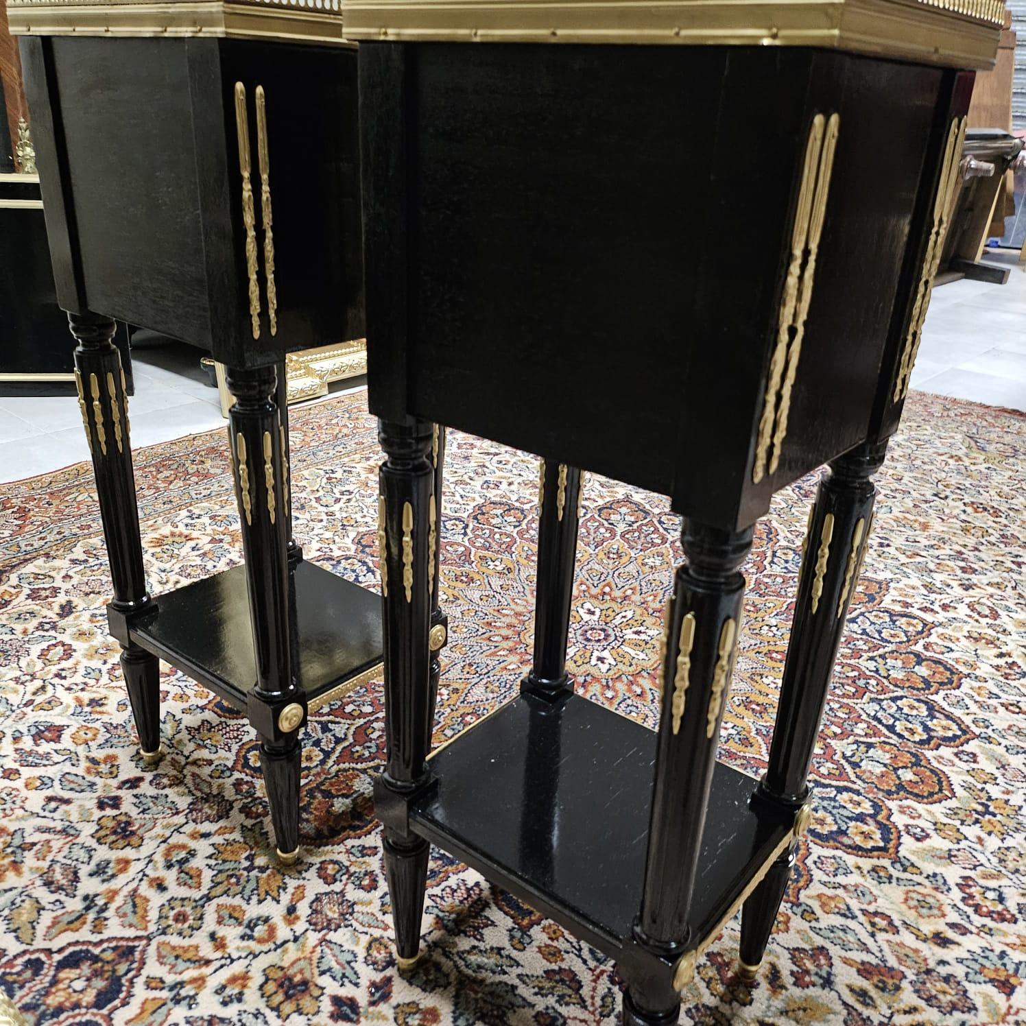 Louis XVI French Black Gold Marble Bronze Pair Night Stands Bedsides Tables 19th In Good Condition In Paris, FR