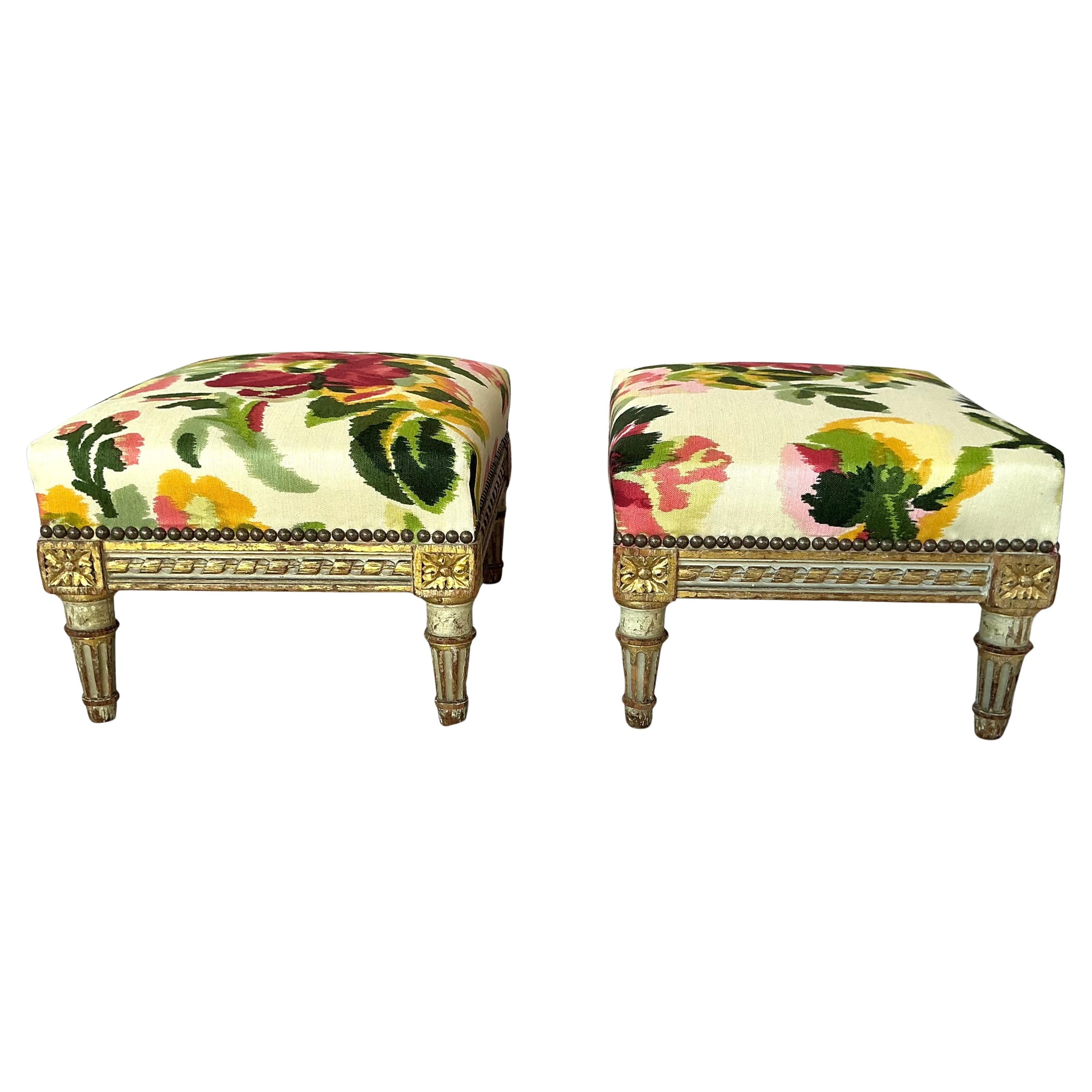 Juego de dos taburetes de pie franceses tallados Luis XVI siglo XIX en venta