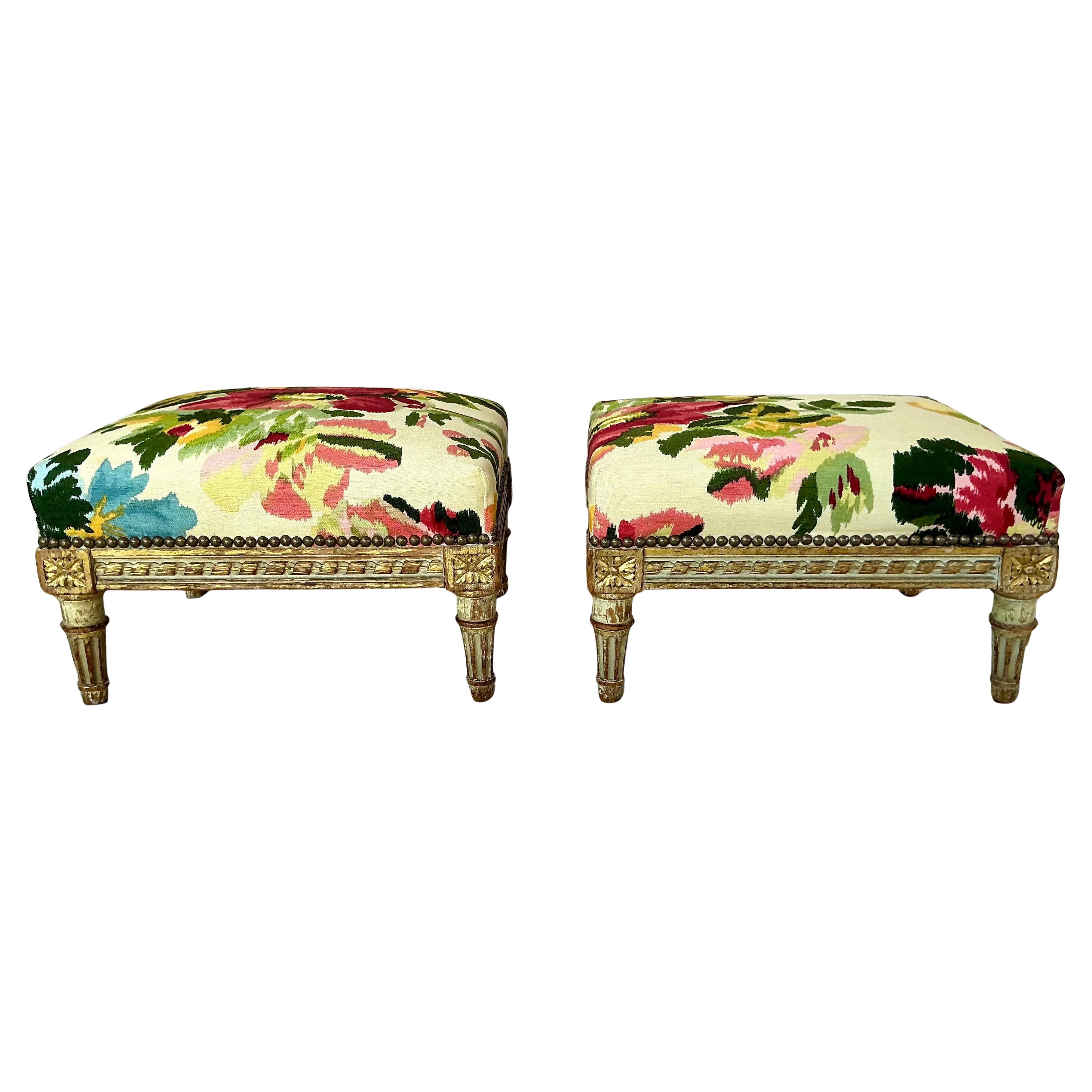 Juego de dos taburetes de pie franceses tallados Luis XVI Textil en venta