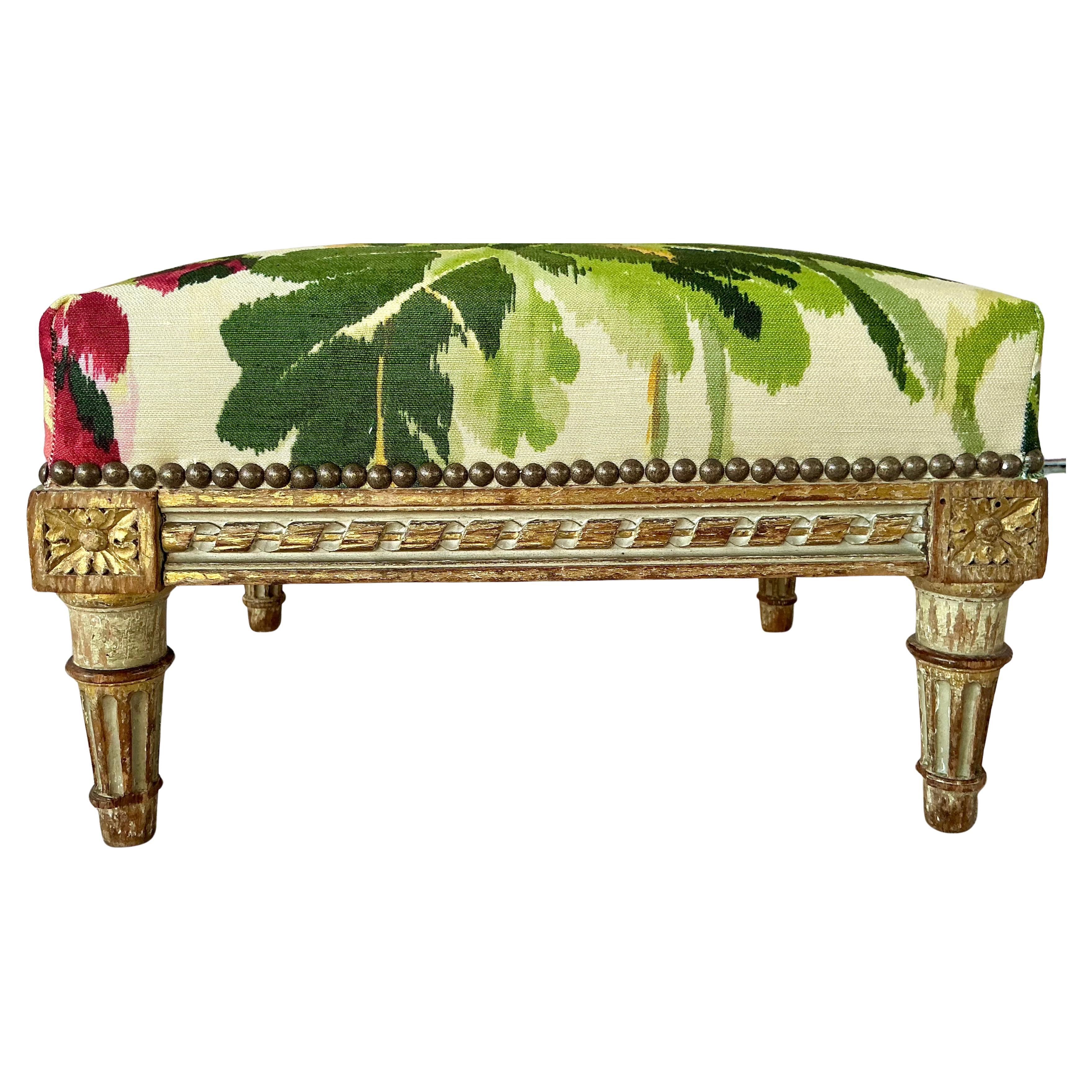 Juego de dos taburetes de pie franceses tallados Luis XVI Francés en venta