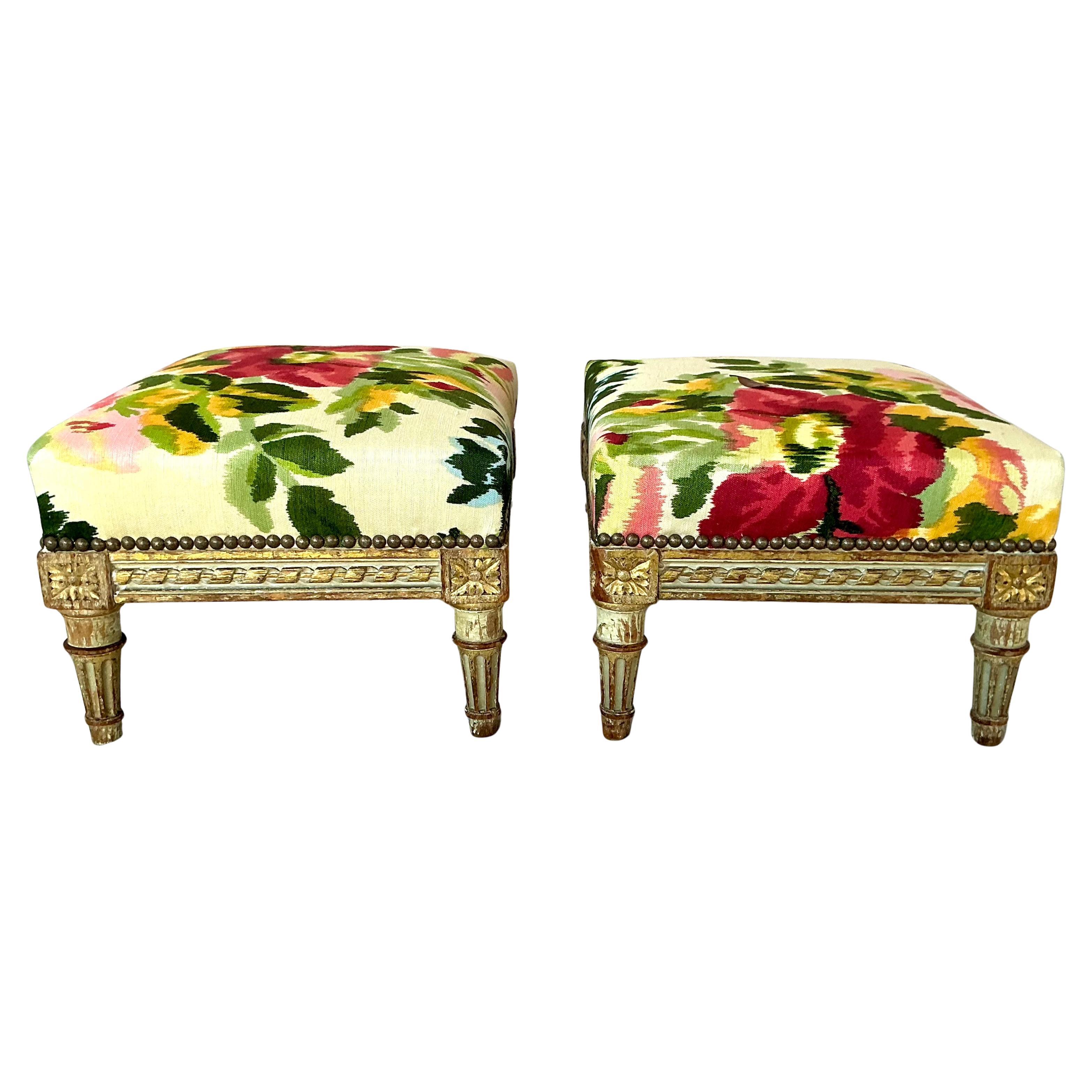 Juego de dos taburetes de pie franceses tallados Luis XVI en venta 1