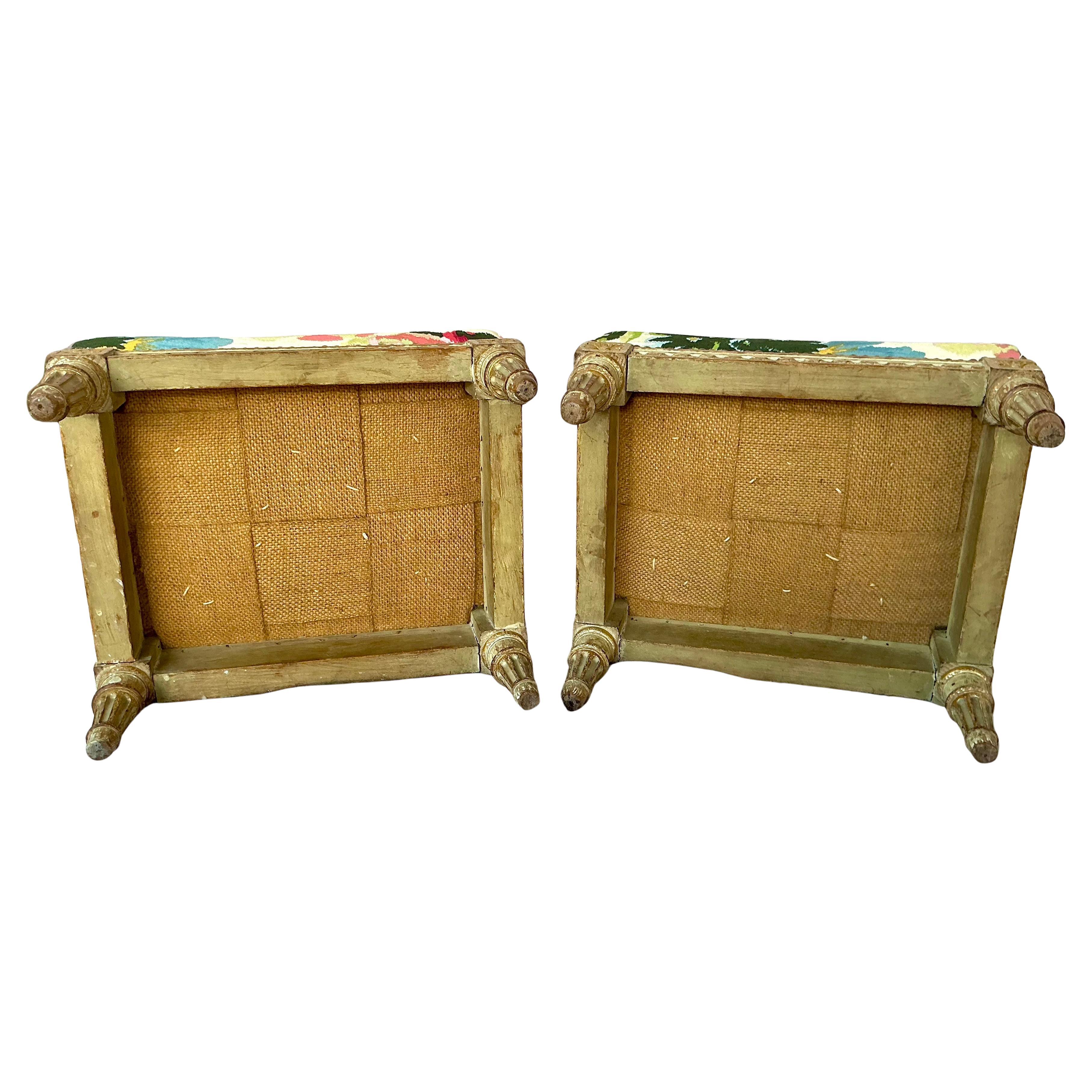 Juego de dos taburetes de pie franceses tallados Luis XVI en venta 3
