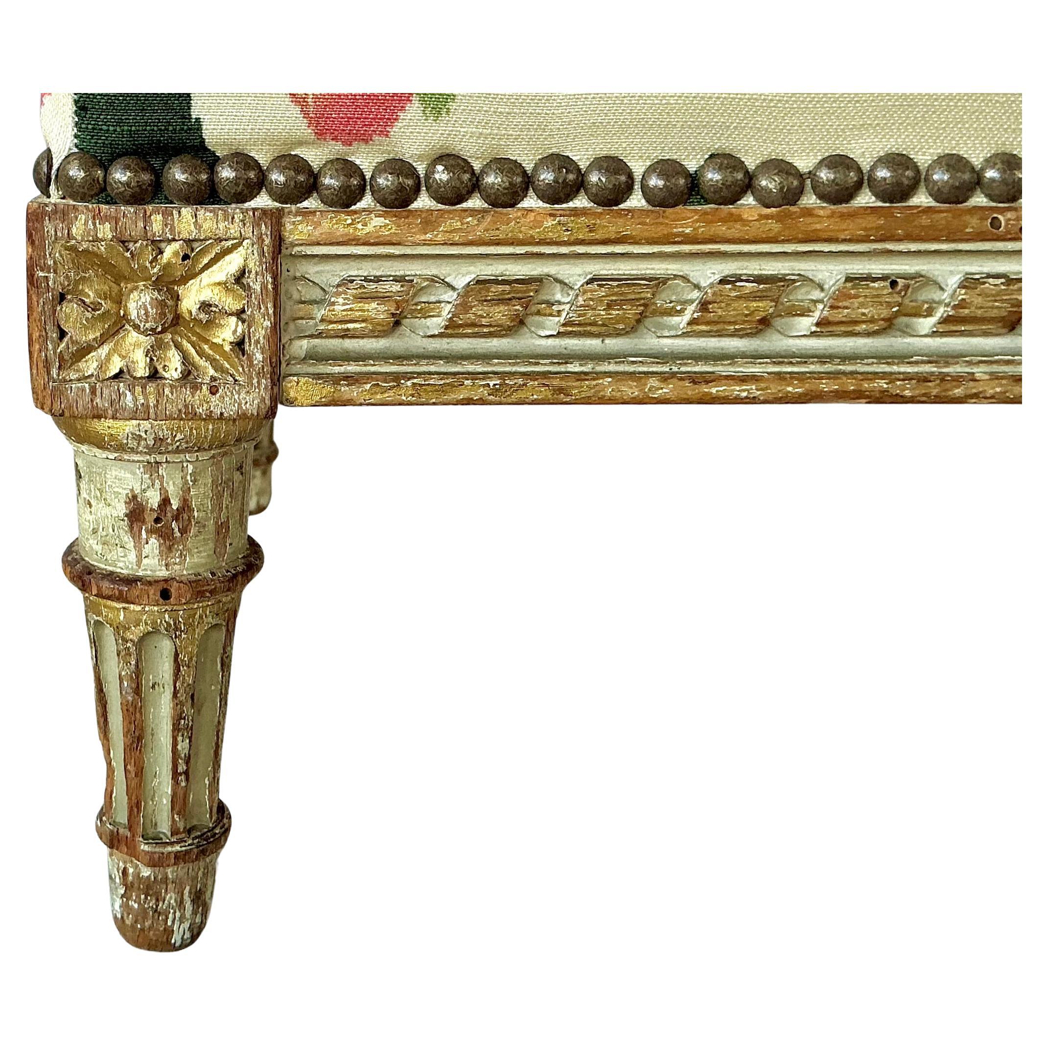 Juego de dos taburetes de pie franceses tallados Luis XVI Pintado en venta