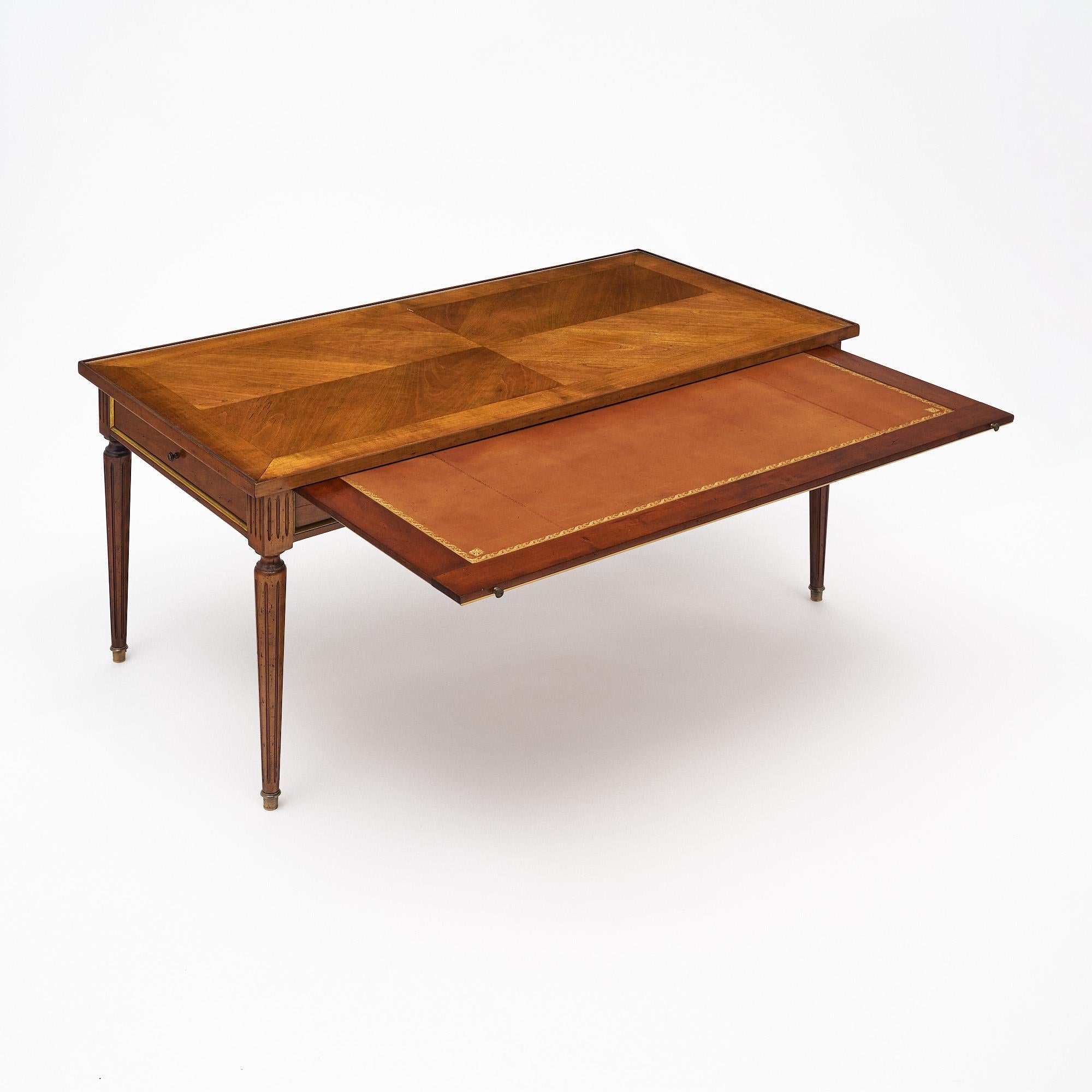 Français Table basse française Louis XVI en vente