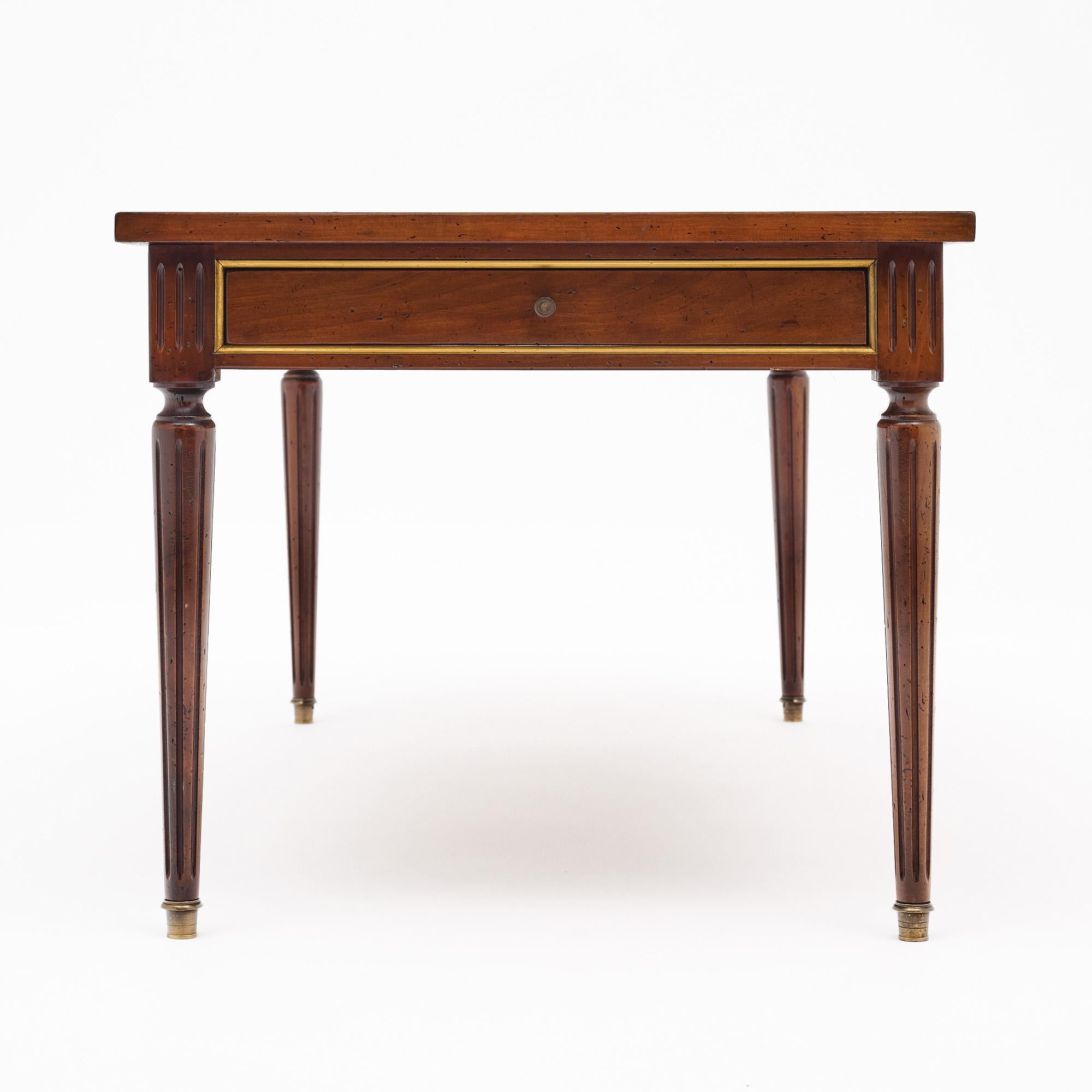 Noyer Table basse française Louis XVI en vente