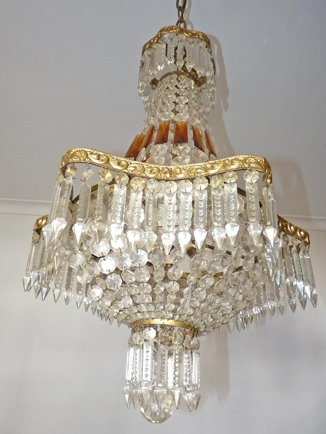 Kronleuchter aus Bernsteinschliff-Kristallkorb und vergoldeter Bronze im Louis-XVI.-Stil, um 1920 (20. Jahrhundert) im Angebot