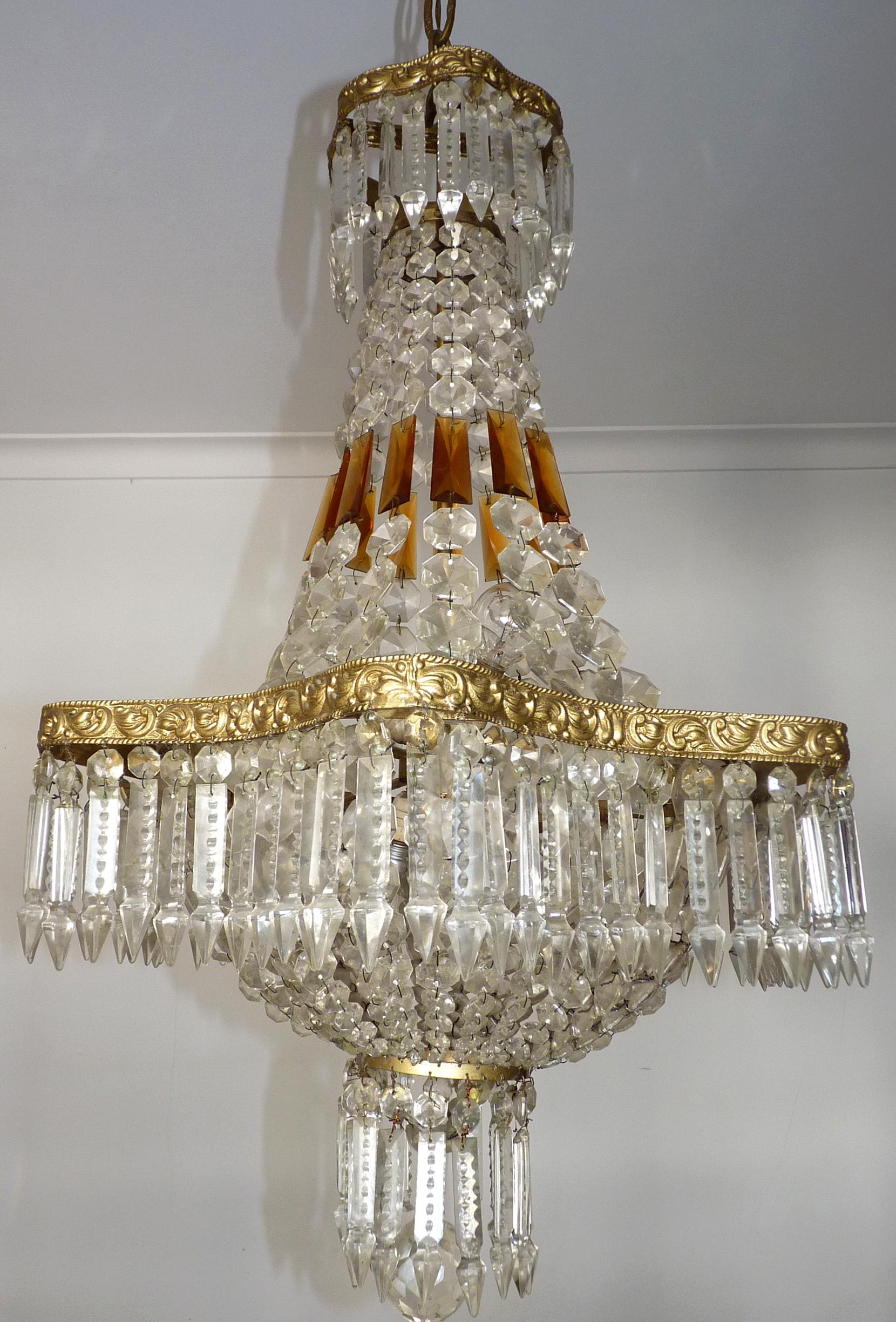 Kronleuchter aus Bernsteinschliff-Kristallkorb und vergoldeter Bronze im Louis-XVI.-Stil, um 1920 im Angebot 1
