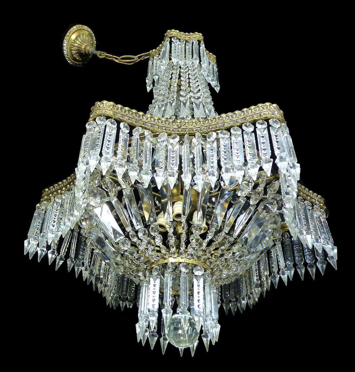 Six-light French Empire crystal basket chandelier with a clean hexagonal gilt bronze frame, circa 1920s.
Measures:
Diameter 22 in/ 53 cm
Height 43.5 in =30 in + 13.5 in/chain (110 cm= 75 cm + 35 cm/ chain)
Weight: 22 lb/ 10 Kg
Six light bulbs E14,