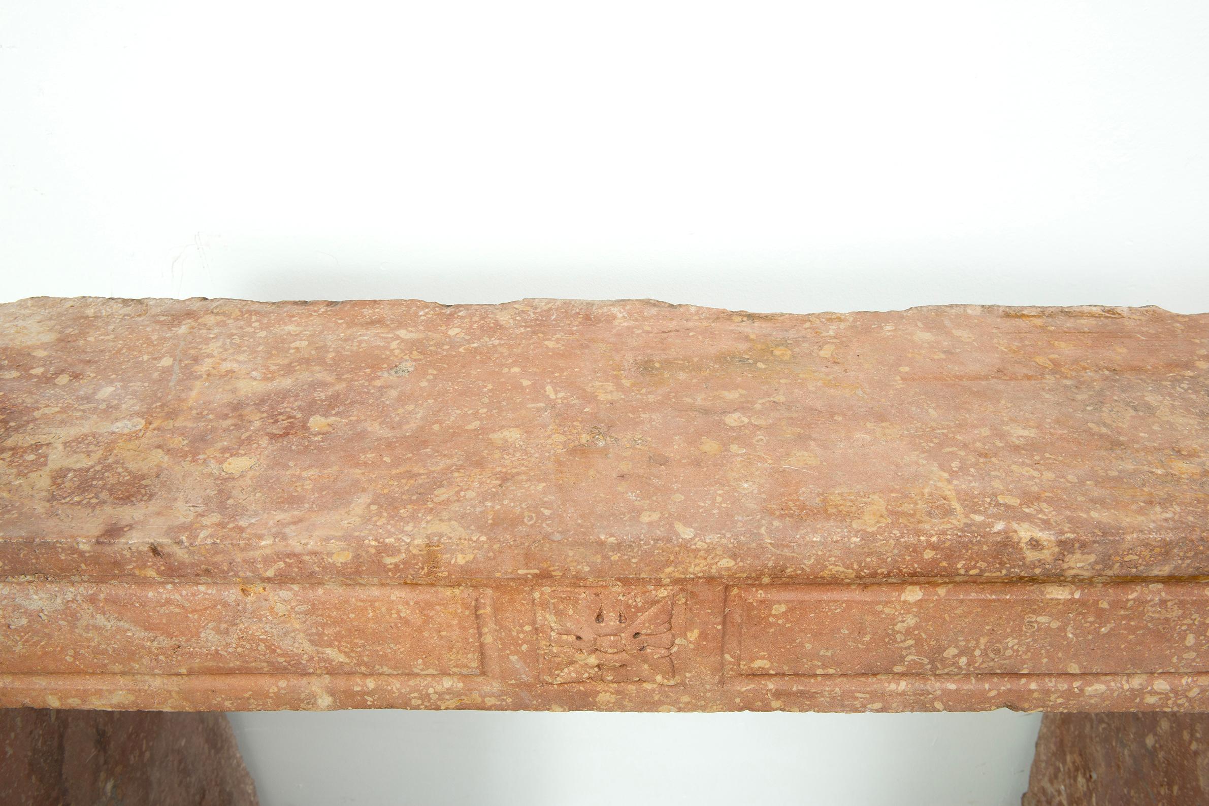Louis XVI French Fireplace in Rare Rose Limestone In Fair Condition For Sale In Haarlem, Noord-Holland