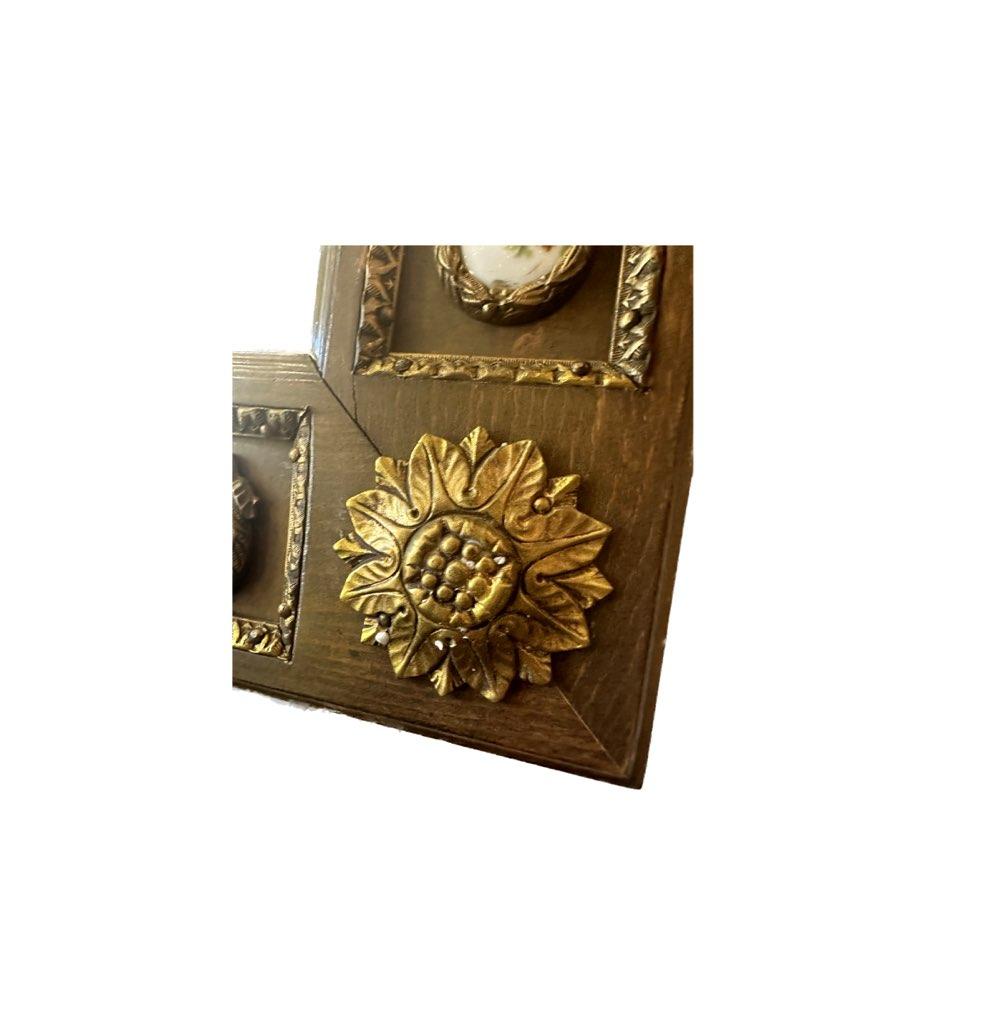 Specchio in legno francese in stile Luigi XVI montato con 40 placche in porcellana floreale dipinte a mano su cornici a corona d'alloro in bronzo dorato con fiocchi.