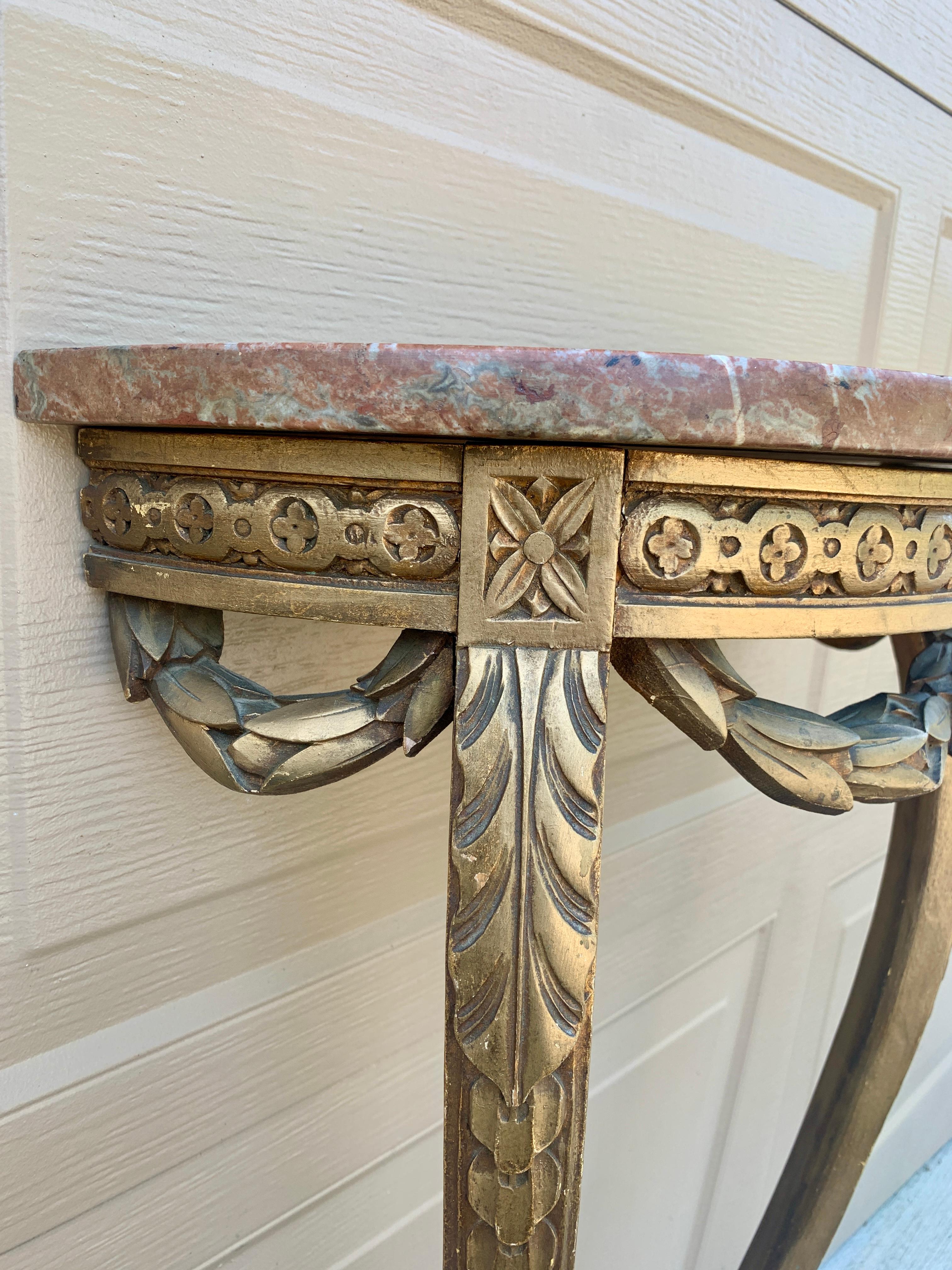 Mesa neoclásica francesa provincial Luis XVI de madera dorada con tapa de mármol en venta 4