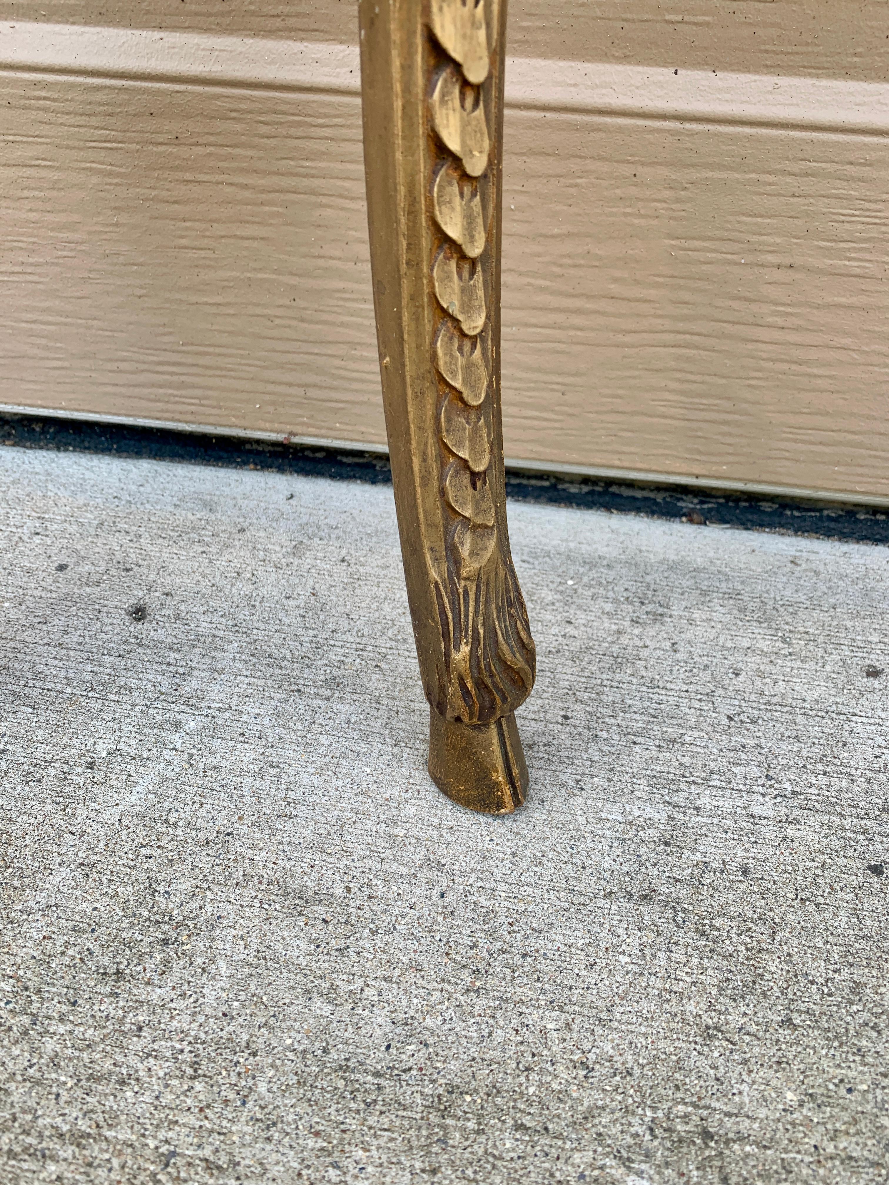 Mesa neoclásica francesa provincial Luis XVI de madera dorada con tapa de mármol en venta 5