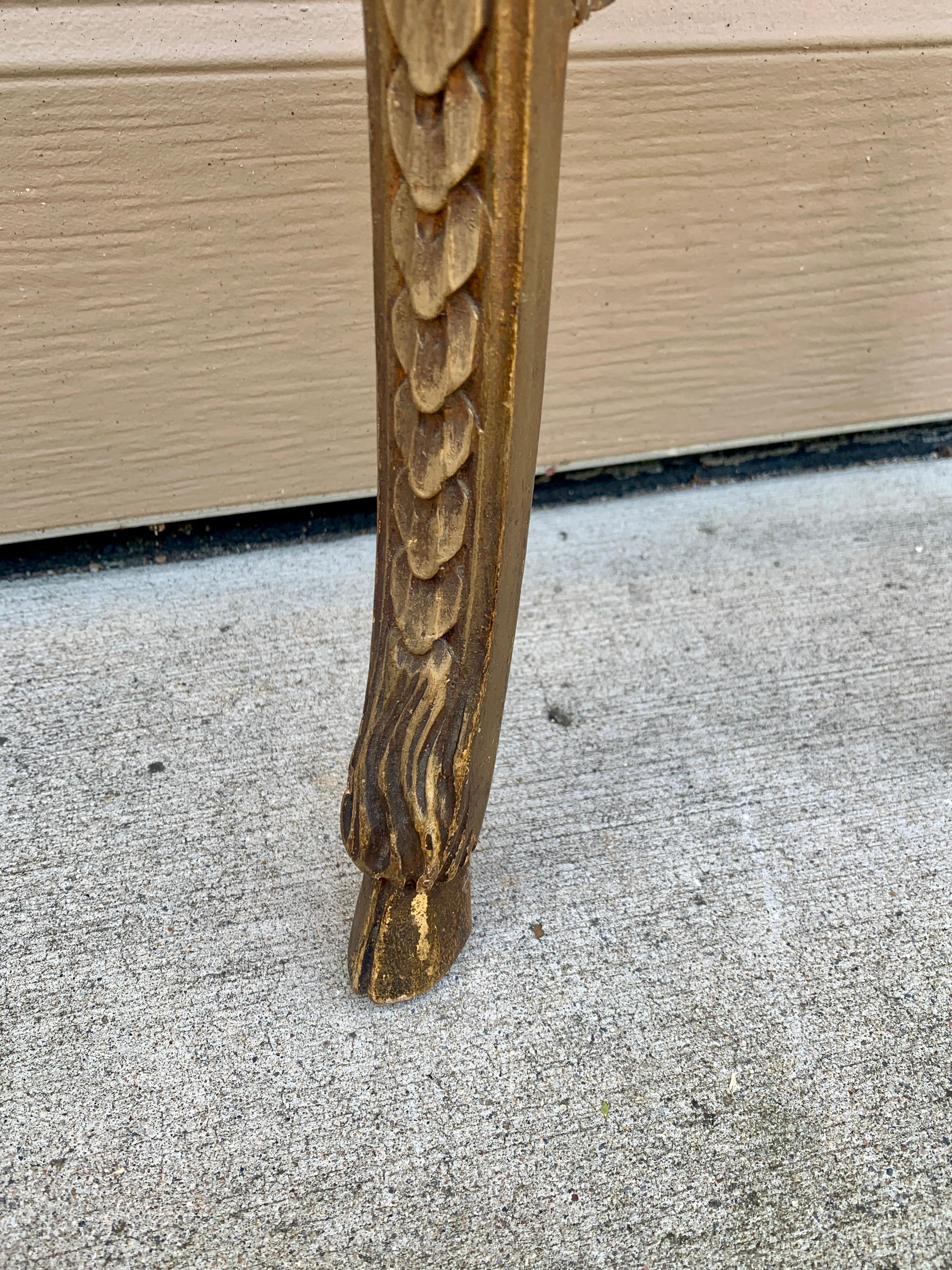 Mesa neoclásica francesa provincial Luis XVI de madera dorada con tapa de mármol en venta 6