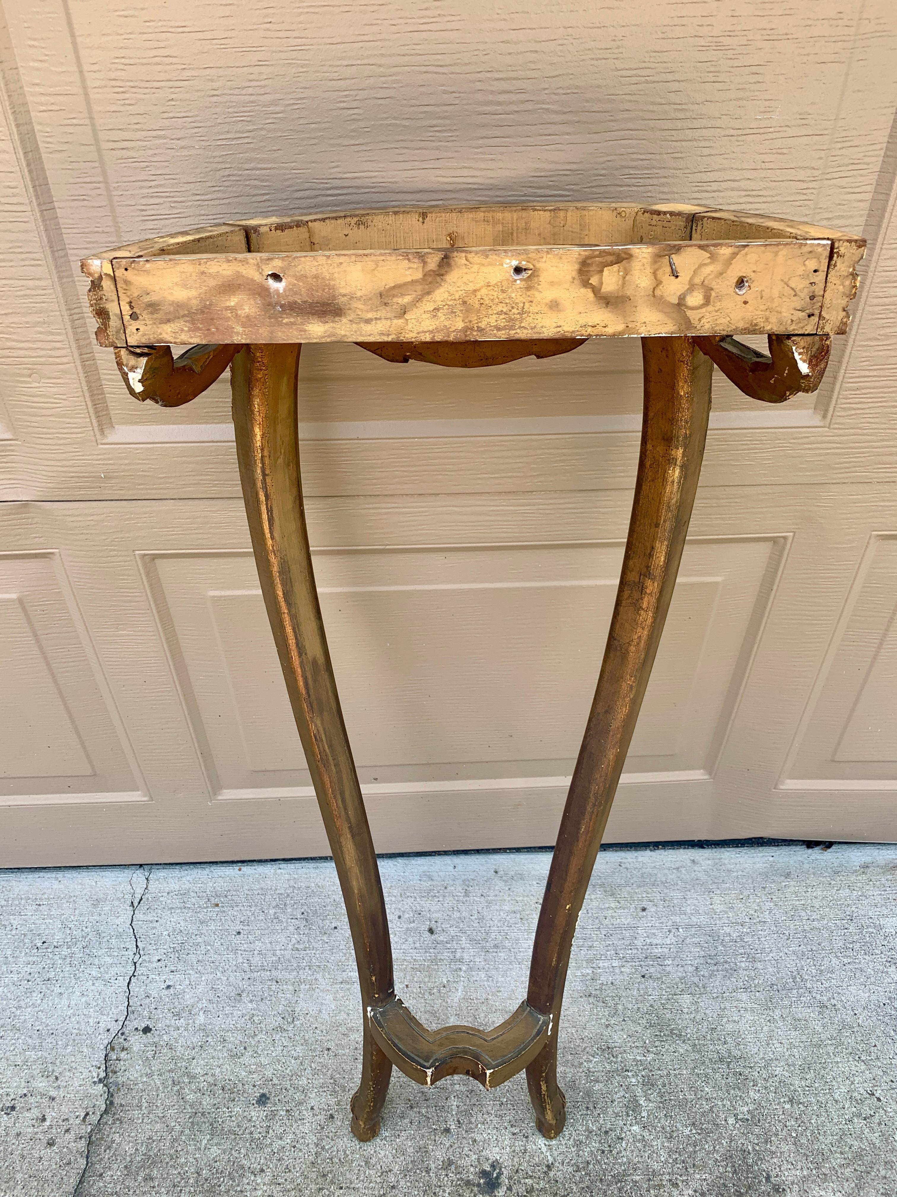 Mesa neoclásica francesa provincial Luis XVI de madera dorada con tapa de mármol en venta 7