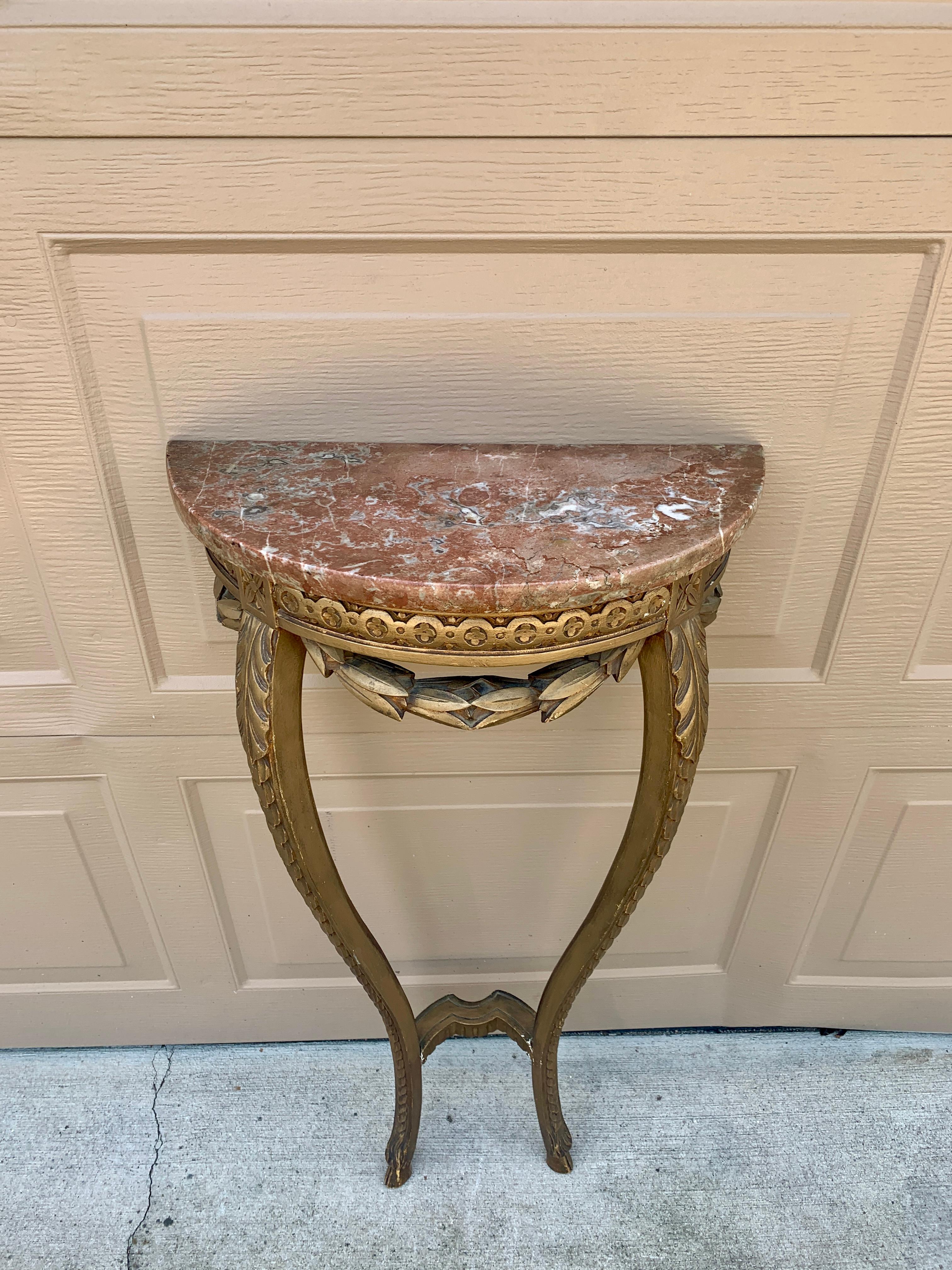 Mesa neoclásica francesa provincial Luis XVI de madera dorada con tapa de mármol Francés en venta
