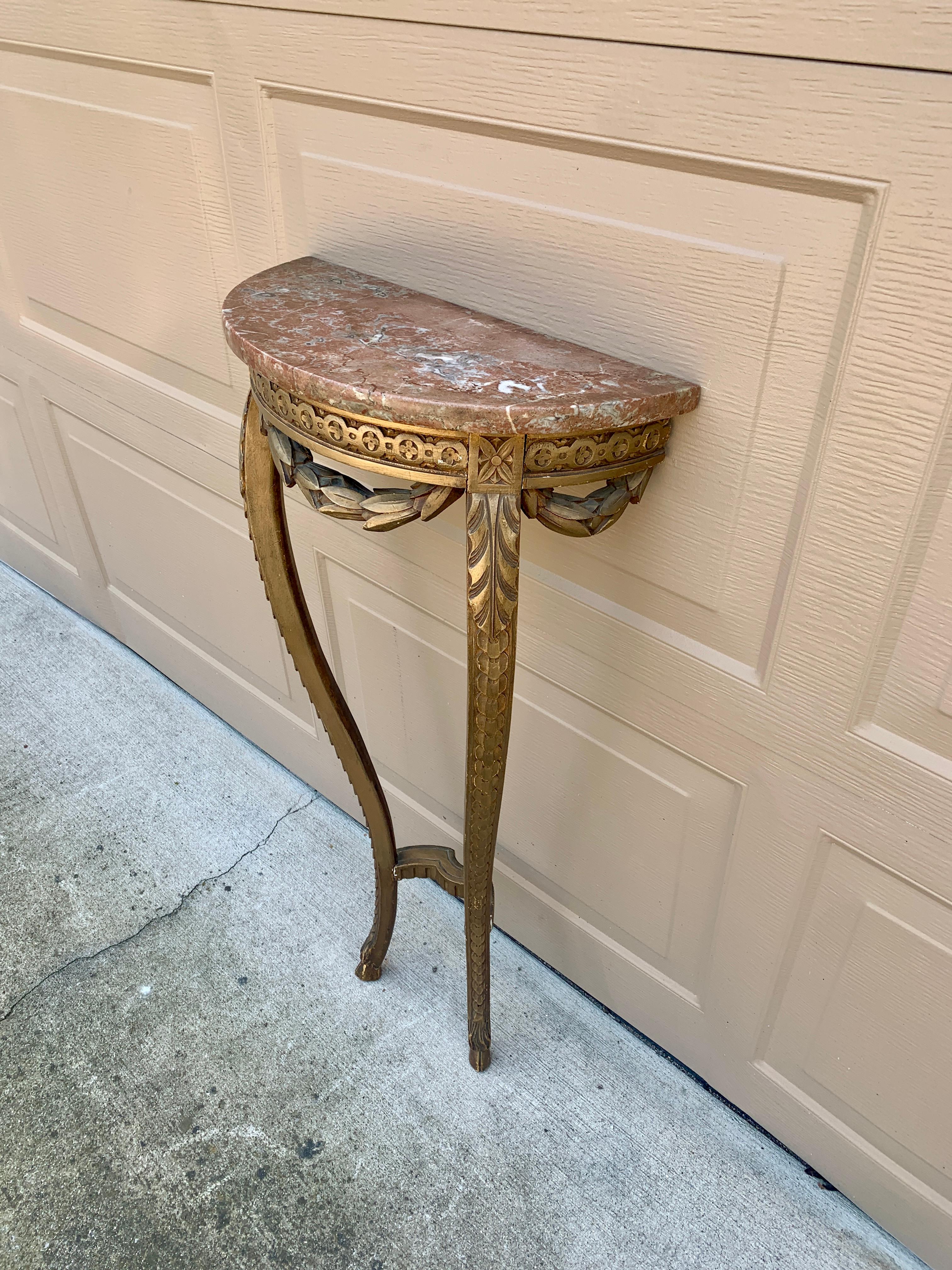 Mesa neoclásica francesa provincial Luis XVI de madera dorada con tapa de mármol en Bueno estado para la venta en Elkhart, IN
