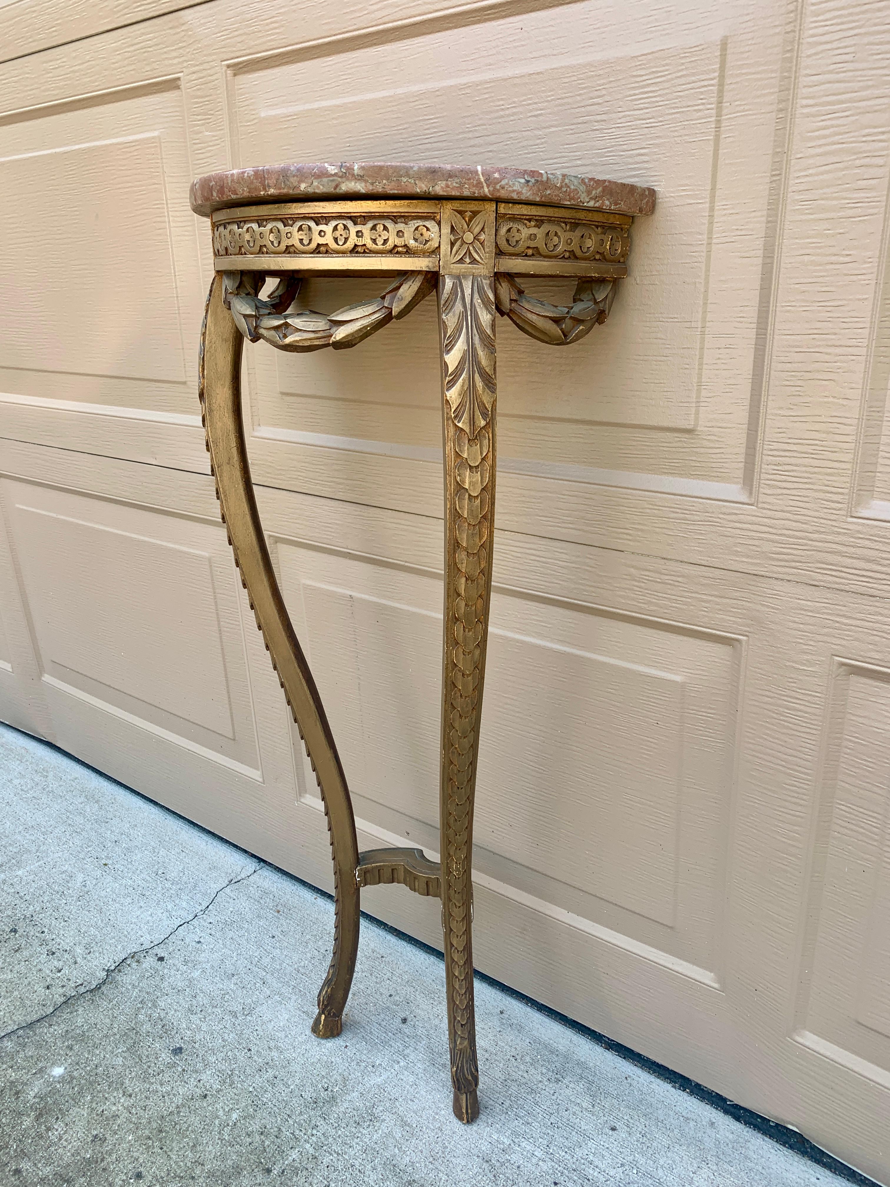 Mesa neoclásica francesa provincial Luis XVI de madera dorada con tapa de mármol siglo XX en venta