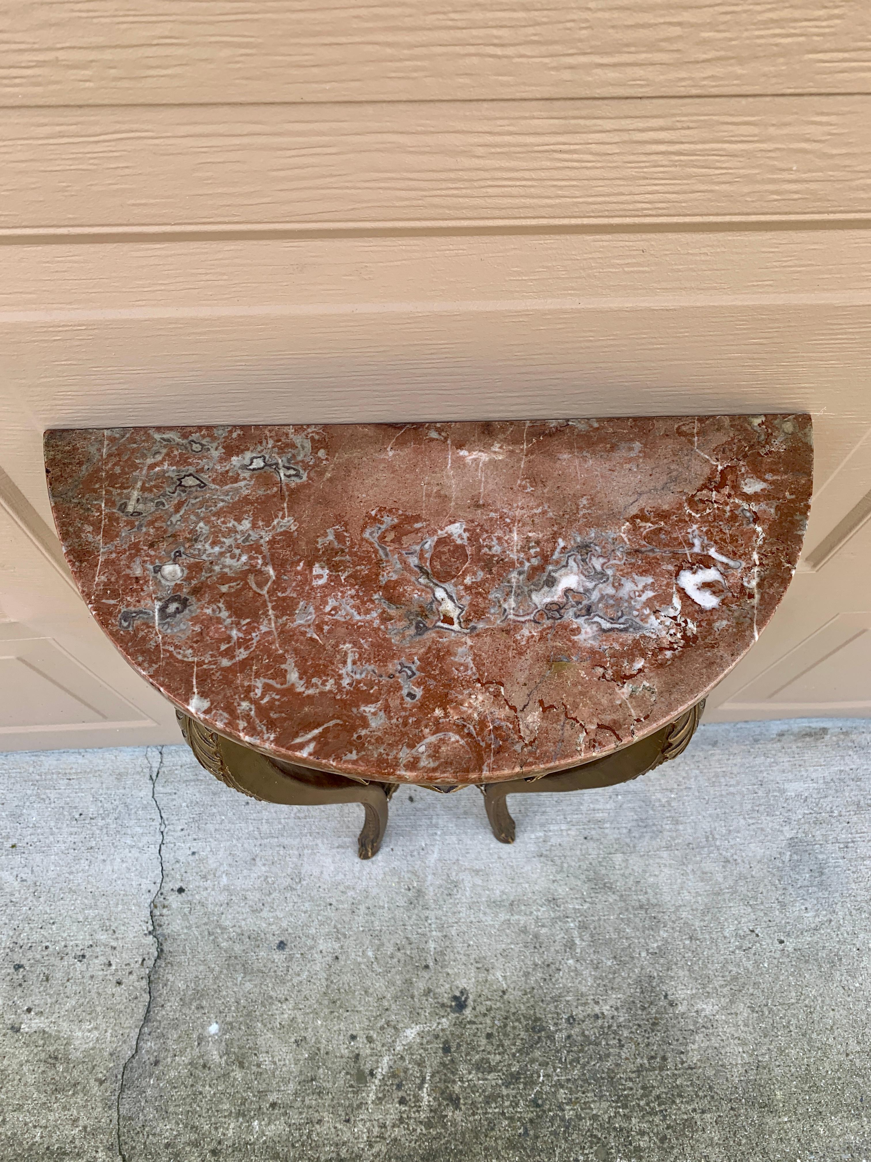 Mesa neoclásica francesa provincial Luis XVI de madera dorada con tapa de mármol en venta 1