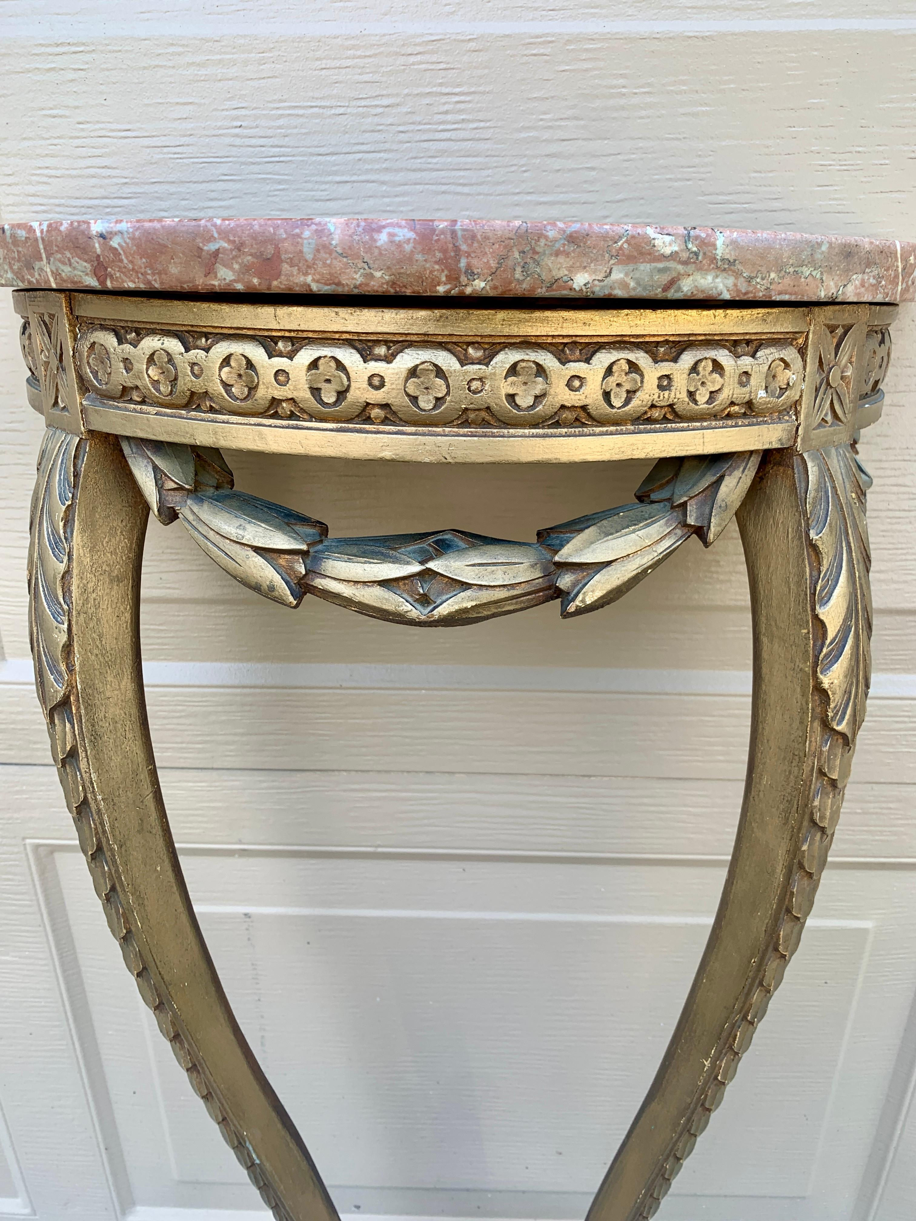 Mesa neoclásica francesa provincial Luis XVI de madera dorada con tapa de mármol en venta 3