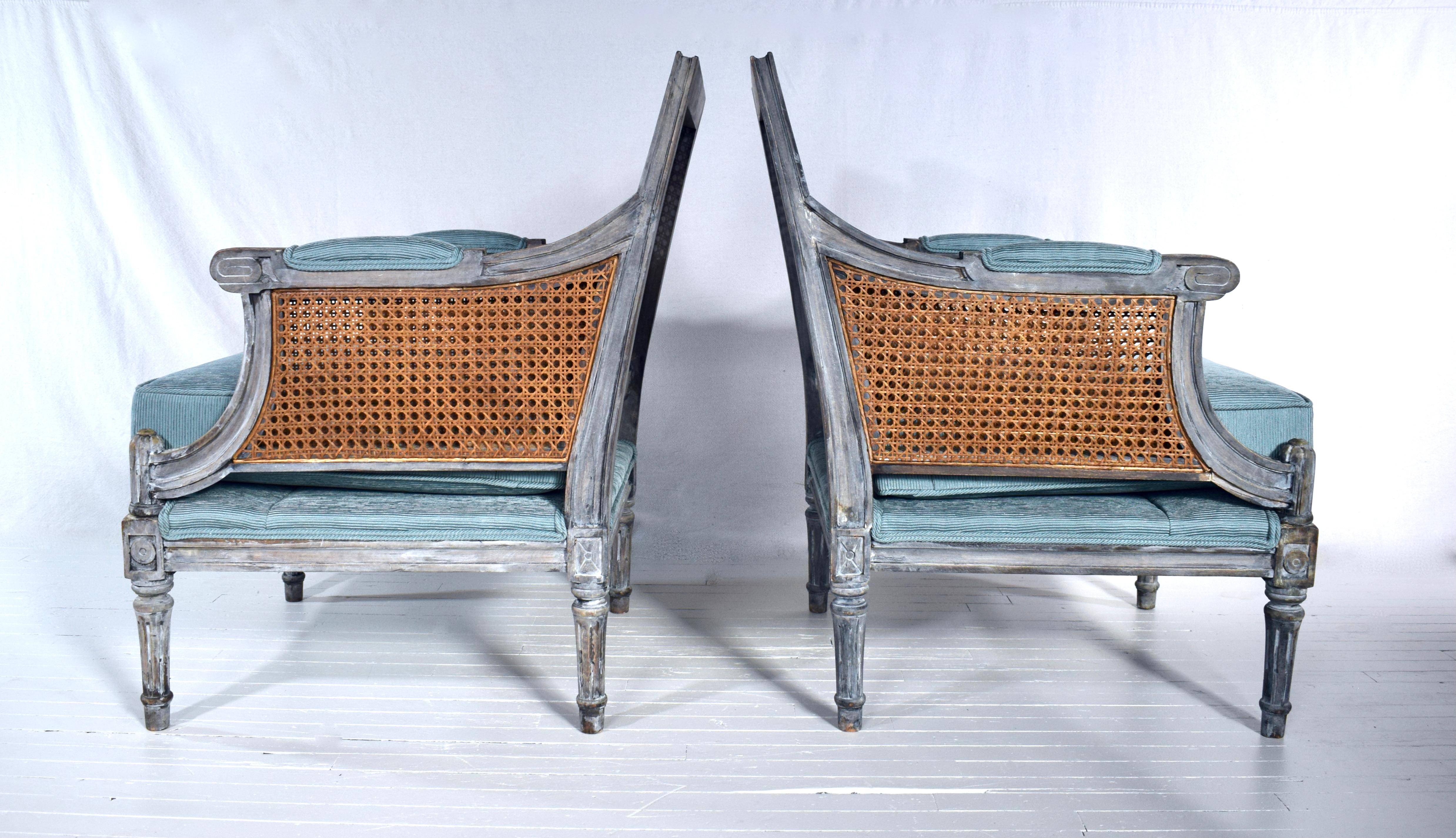 Louis XVI French Style Painted Bergere Chairs, a Pair In Excellent Condition In Southampton, NJ